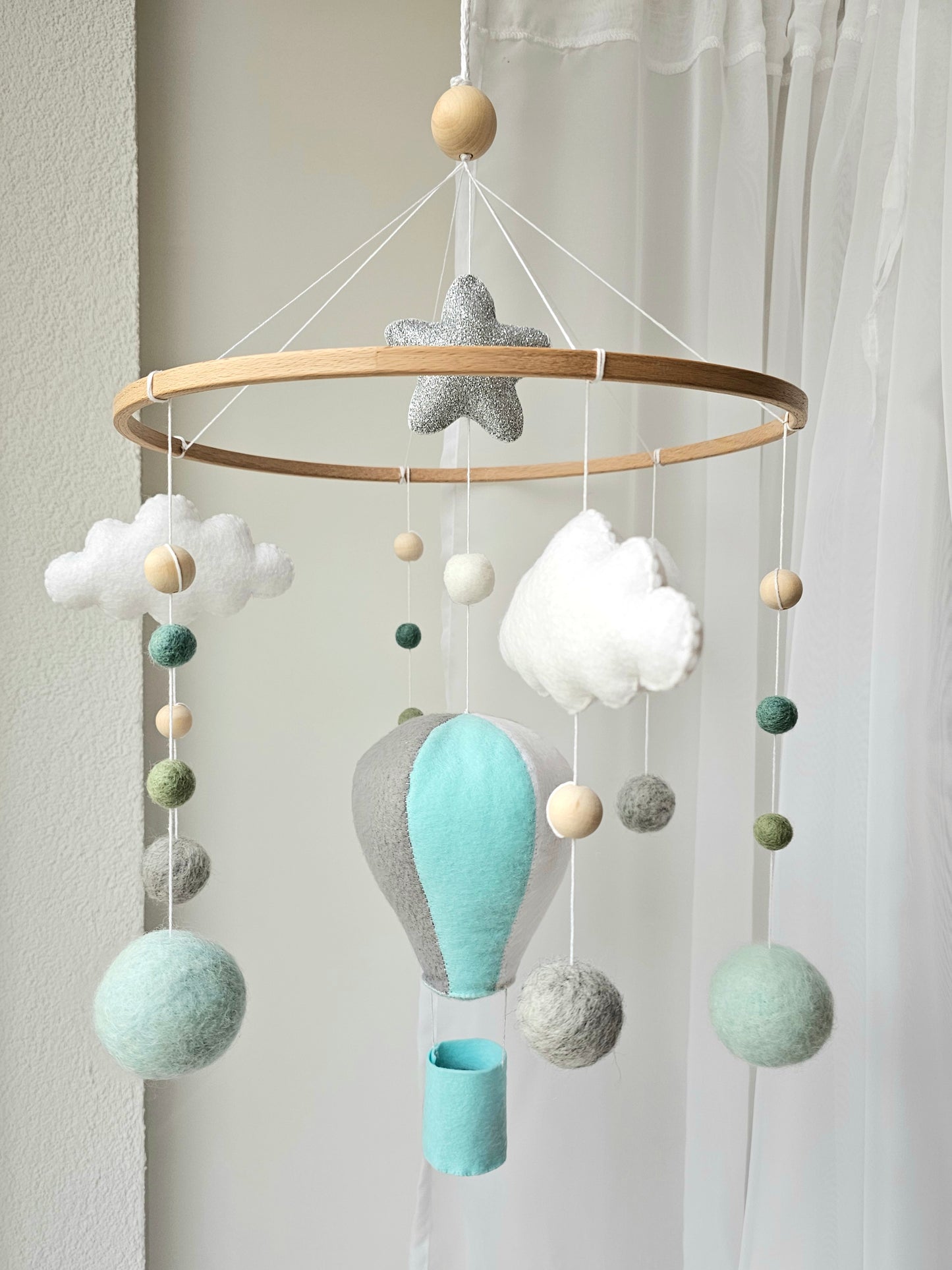 Selbstgemachtes Babymobile mit liebevoll handgefertigten Figuren und Formen, ideal für das Kinderbett oder den Kinderwagen. Hergestellt aus weichem, hochwertigem Filz in bunten Farben, fördert das Babymobile die visuelle und sensorische Entwicklung des Babys. Leicht und sicher aufzuhängen, schafft es eine beruhigende und kreative Umgebung für Ihr Kind.