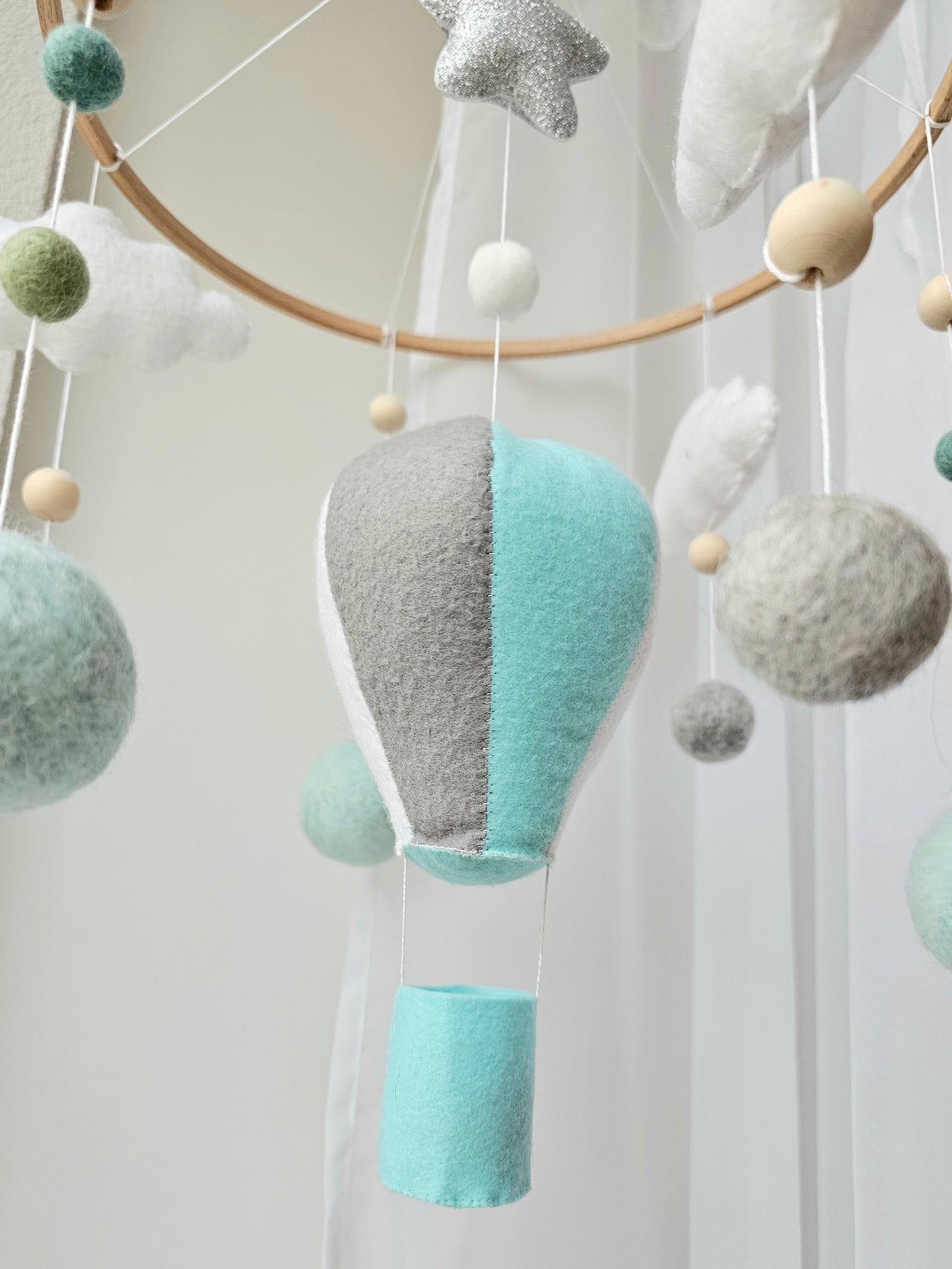 Selbstgemachtes Babymobile mit liebevoll handgefertigten Figuren und Formen, ideal für das Kinderbett oder den Kinderwagen. Hergestellt aus weichem, hochwertigem Filz in bunten Farben, fördert das Babymobile die visuelle und sensorische Entwicklung des Babys. Leicht und sicher aufzuhängen, schafft es eine beruhigende und kreative Umgebung für Ihr Kind.