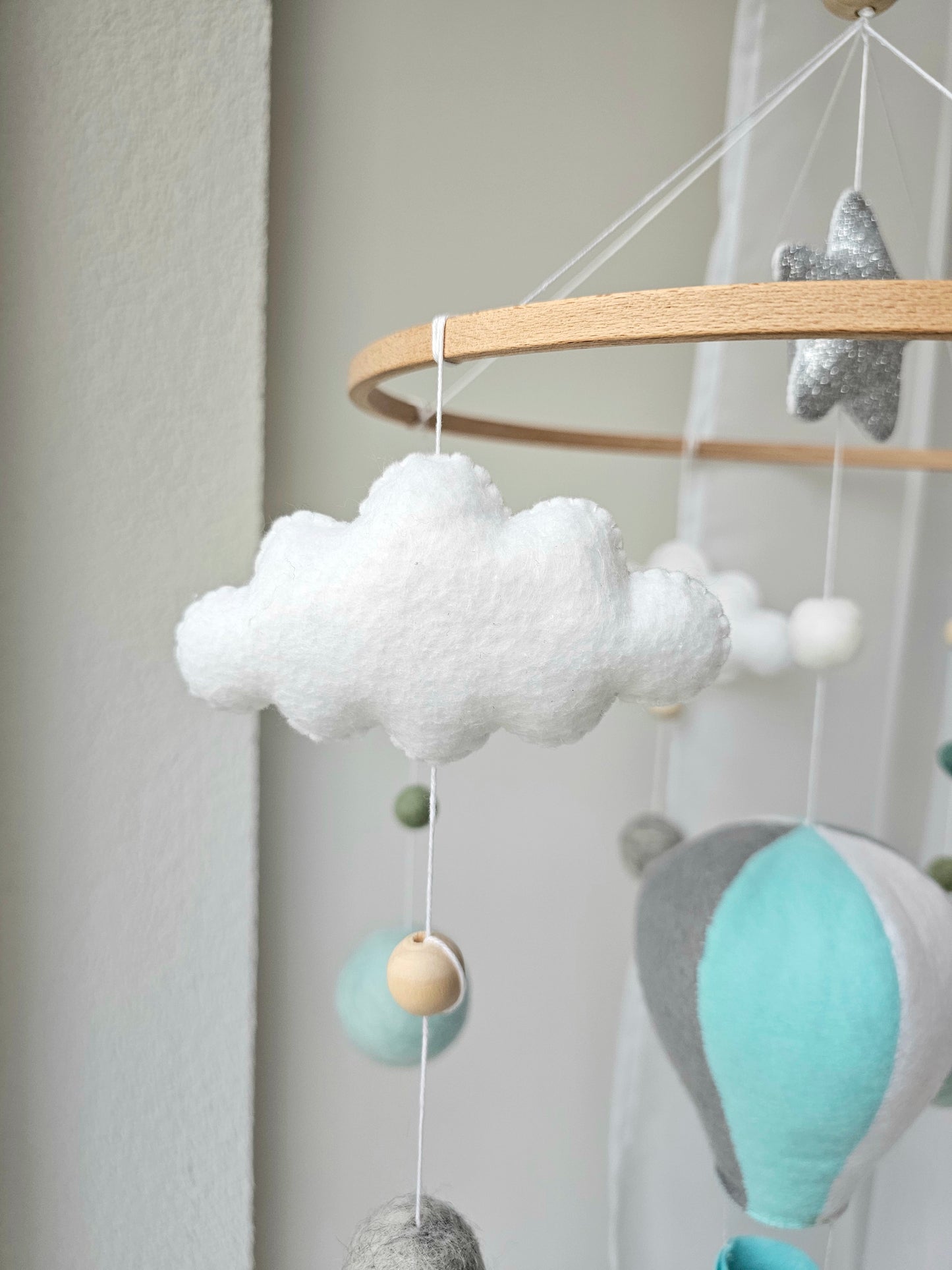Selbstgemachtes Babymobile mit liebevoll handgefertigten Figuren und Formen, ideal für das Kinderbett oder den Kinderwagen. Hergestellt aus weichem, hochwertigem Filz in bunten Farben, fördert das Babymobile die visuelle und sensorische Entwicklung des Babys. Leicht und sicher aufzuhängen, schafft es eine beruhigende und kreative Umgebung für Ihr Kind.