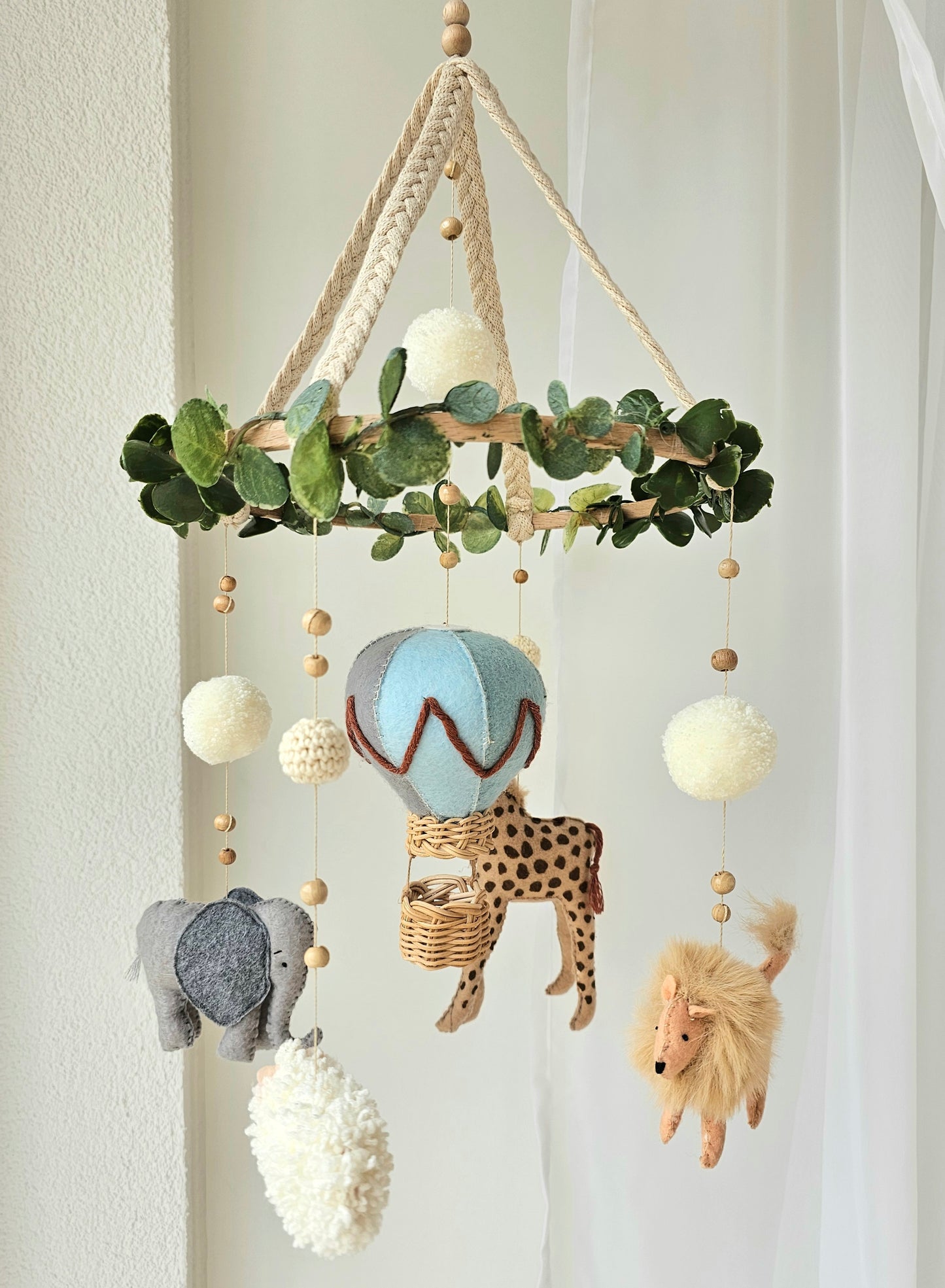 Selbstgemachtes Babymobile mit liebevoll handgefertigten Figuren und Formen, ideal für das Kinderbett oder den Kinderwagen. Hergestellt aus weichem, hochwertigem Filz in bunten Farben, fördert das Babymobile die visuelle und sensorische Entwicklung des Babys. Leicht und sicher aufzuhängen, schafft es eine beruhigende und kreative Umgebung für Ihr Kind.