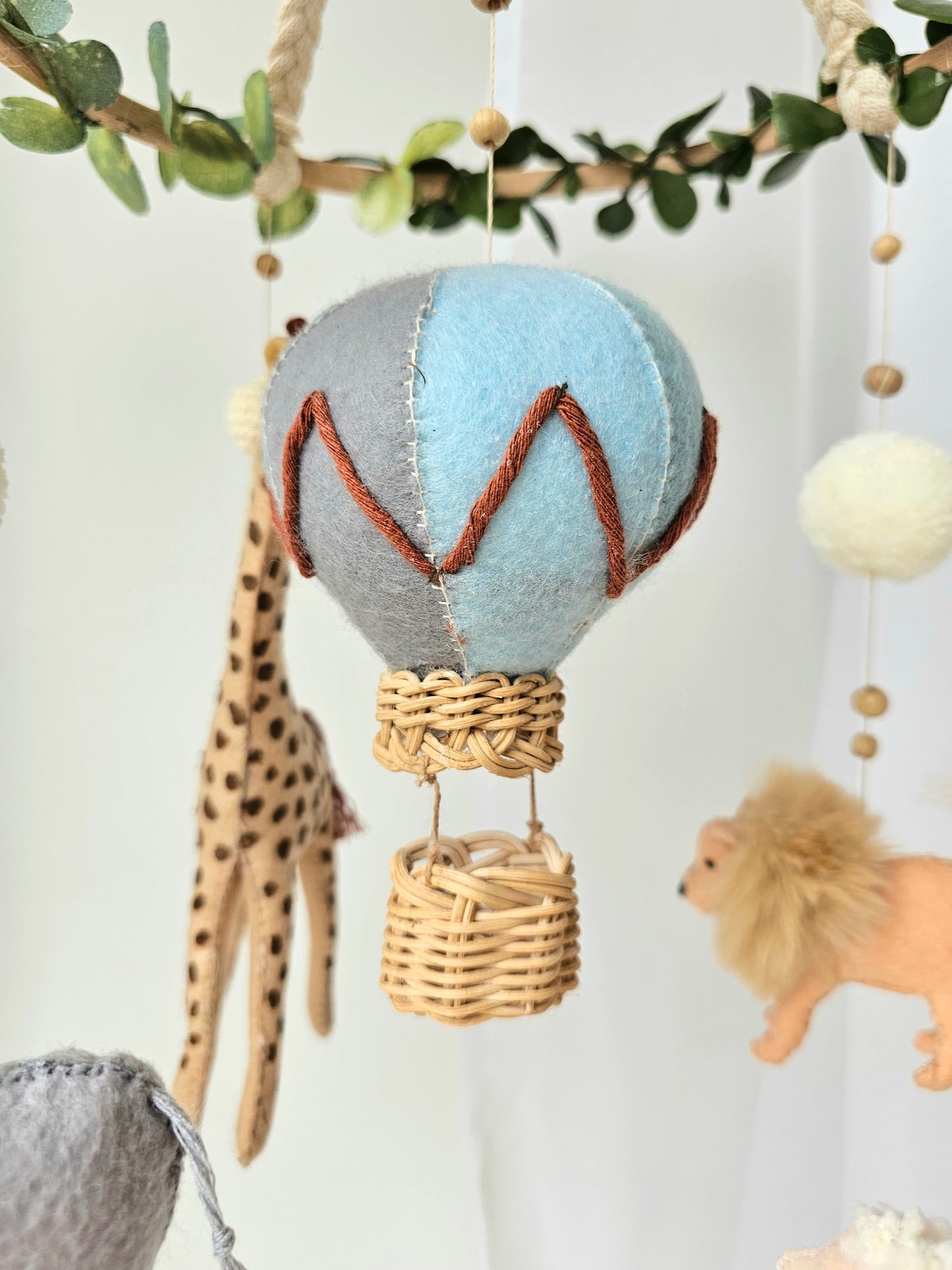 Selbstgemachtes Babymobile mit liebevoll handgefertigten Figuren und Formen, ideal für das Kinderbett oder den Kinderwagen. Hergestellt aus weichem, hochwertigem Filz in bunten Farben, fördert das Babymobile die visuelle und sensorische Entwicklung des Babys. Leicht und sicher aufzuhängen, schafft es eine beruhigende und kreative Umgebung für Ihr Kind.
