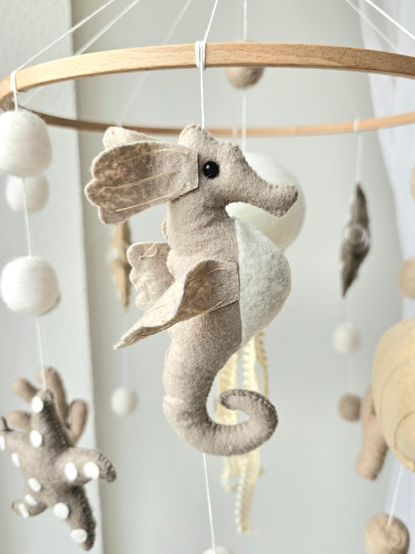 Selbstgemachtes Babymobile mit liebevoll handgefertigten Figuren und Formen, ideal für das Kinderbett oder den Kinderwagen. Hergestellt aus weichem, hochwertigem Filz in bunten Farben, fördert das Babymobile die visuelle und sensorische Entwicklung des Babys. Leicht und sicher aufzuhängen, schafft es eine beruhigende und kreative Umgebung für Ihr Kind.