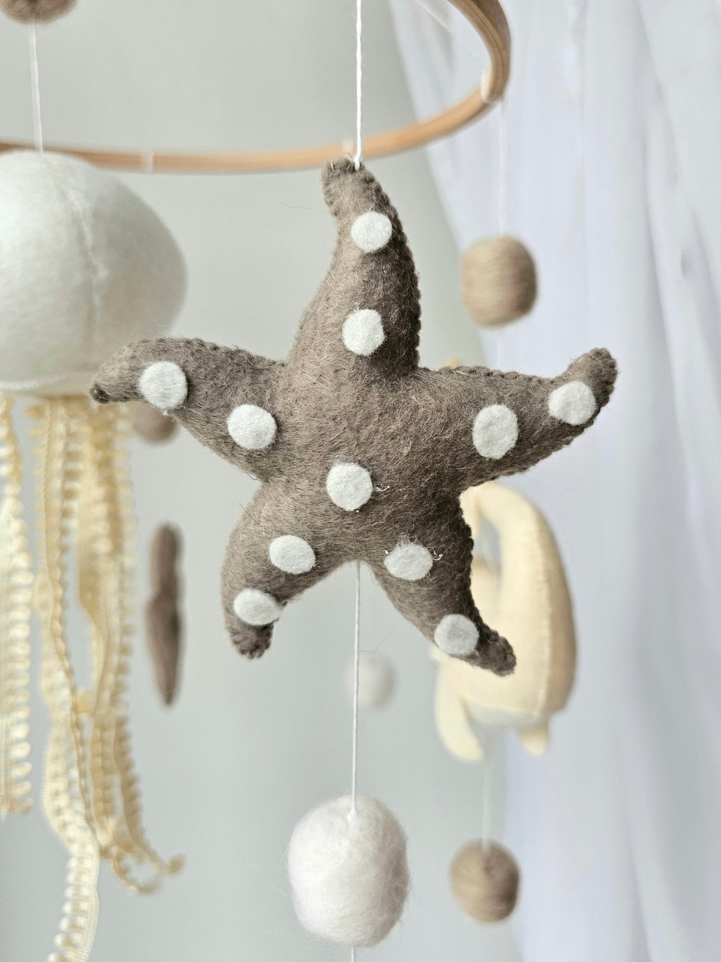 Selbstgemachtes Babymobile mit liebevoll handgefertigten Figuren und Formen, ideal für das Kinderbett oder den Kinderwagen. Hergestellt aus weichem, hochwertigem Filz in bunten Farben, fördert das Babymobile die visuelle und sensorische Entwicklung des Babys. Leicht und sicher aufzuhängen, schafft es eine beruhigende und kreative Umgebung für Ihr Kind.