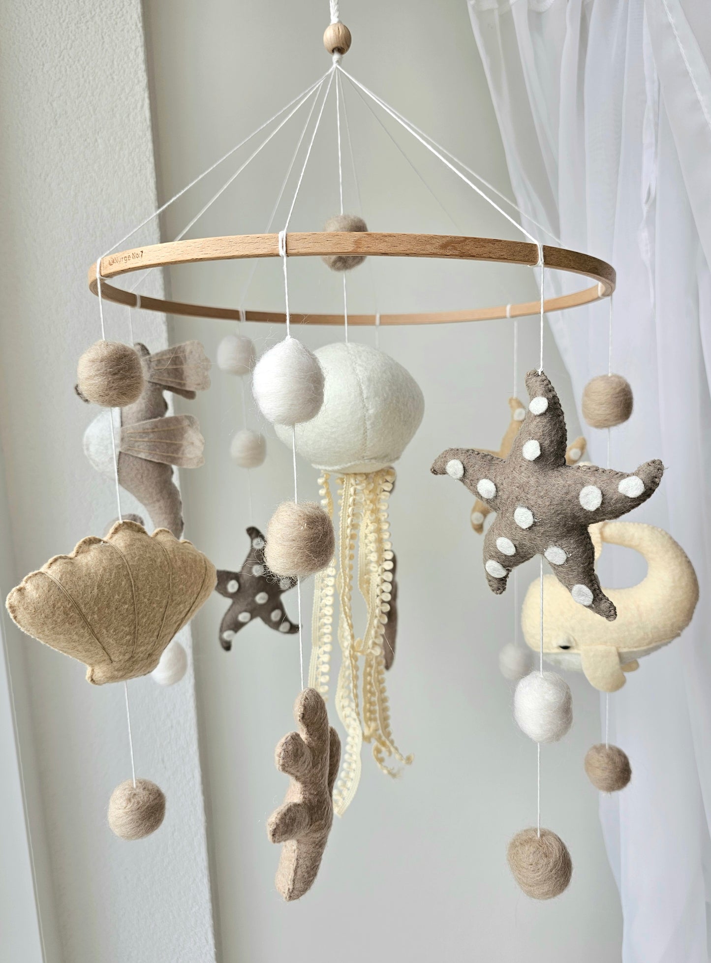 Selbstgemachtes Babymobile mit liebevoll handgefertigten Figuren und Formen, ideal für das Kinderbett oder den Kinderwagen. Hergestellt aus weichem, hochwertigem Filz in bunten Farben, fördert das Babymobile die visuelle und sensorische Entwicklung des Babys. Leicht und sicher aufzuhängen, schafft es eine beruhigende und kreative Umgebung für Ihr Kind.