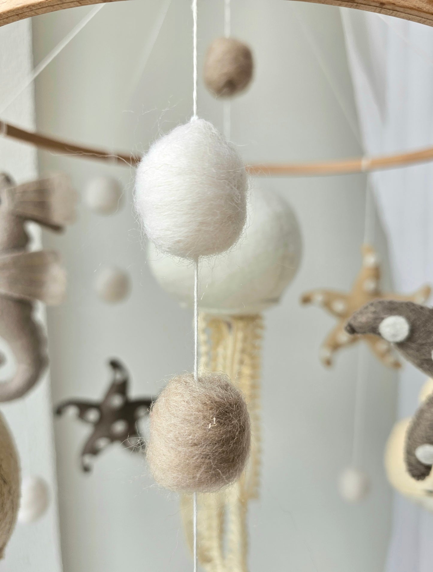 Selbstgemachtes Babymobile mit liebevoll handgefertigten Figuren und Formen, ideal für das Kinderbett oder den Kinderwagen. Hergestellt aus weichem, hochwertigem Filz in bunten Farben, fördert das Babymobile die visuelle und sensorische Entwicklung des Babys. Leicht und sicher aufzuhängen, schafft es eine beruhigende und kreative Umgebung für Ihr Kind.