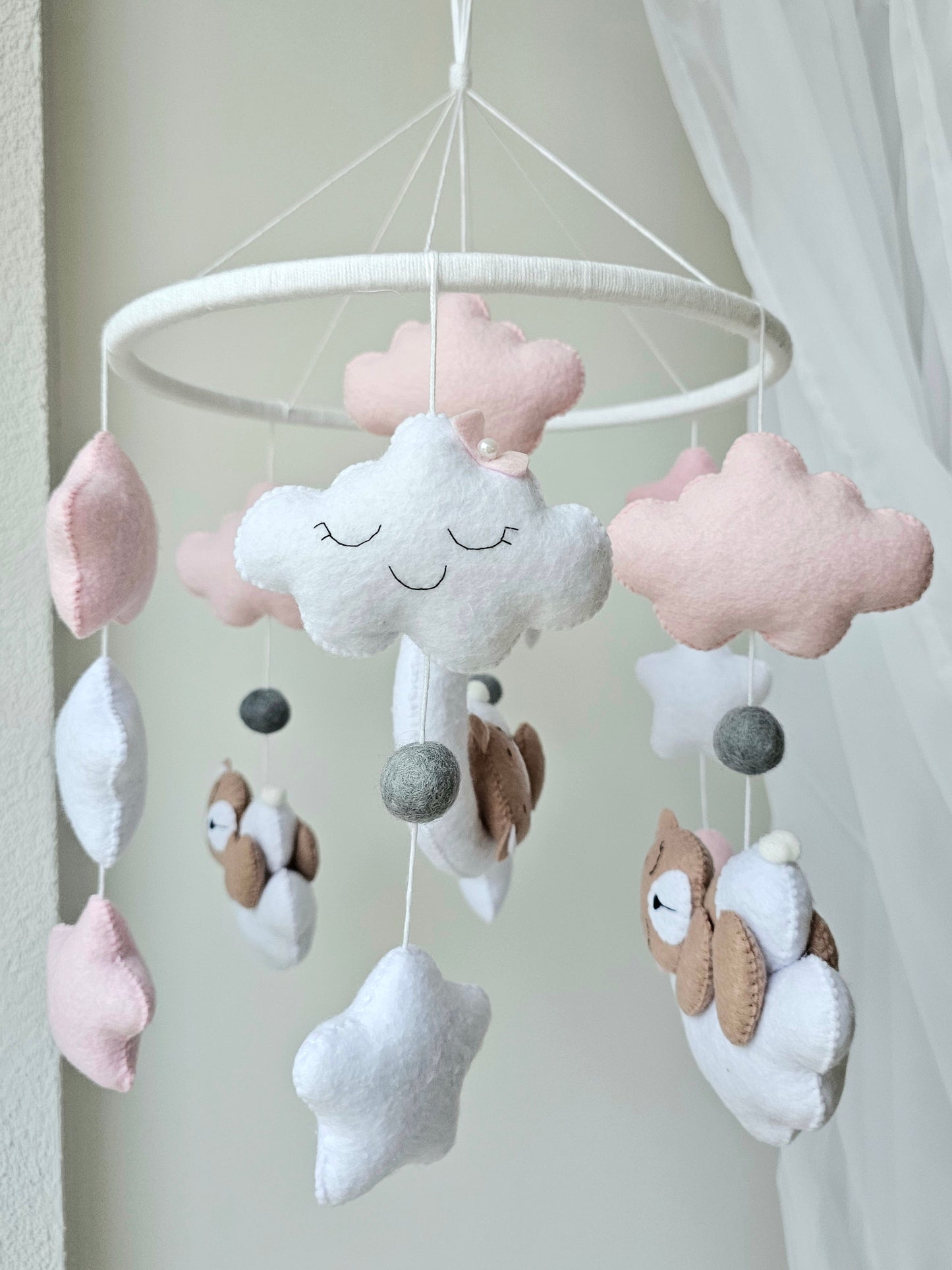 Selbstgemachtes Babymobile mit liebevoll handgefertigten Figuren und Formen, ideal für das Kinderbett oder den Kinderwagen. Hergestellt aus weichem, hochwertigem Filz in bunten Farben, fördert das Babymobile die visuelle und sensorische Entwicklung des Babys. Leicht und sicher aufzuhängen, schafft es eine beruhigende und kreative Umgebung für Ihr Kind.