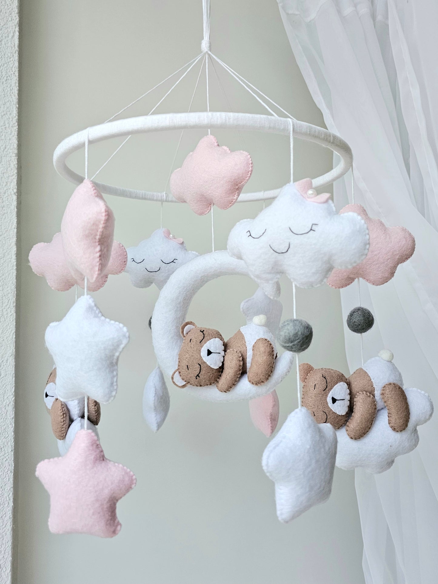 Selbstgemachtes Babymobile mit liebevoll handgefertigten Figuren und Formen, ideal für das Kinderbett oder den Kinderwagen. Hergestellt aus weichem, hochwertigem Filz in bunten Farben, fördert das Babymobile die visuelle und sensorische Entwicklung des Babys. Leicht und sicher aufzuhängen, schafft es eine beruhigende und kreative Umgebung für Ihr Kind.