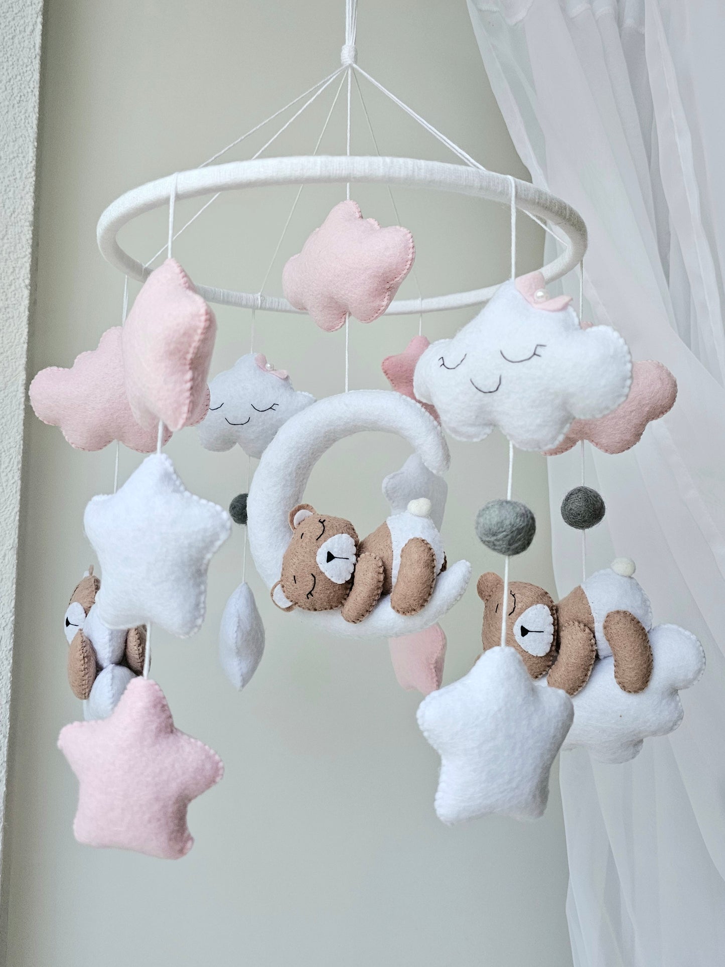 Selbstgemachtes Babymobile mit liebevoll handgefertigten Figuren und Formen, ideal für das Kinderbett oder den Kinderwagen. Hergestellt aus weichem, hochwertigem Filz in bunten Farben, fördert das Babymobile die visuelle und sensorische Entwicklung des Babys. Leicht und sicher aufzuhängen, schafft es eine beruhigende und kreative Umgebung für Ihr Kind.