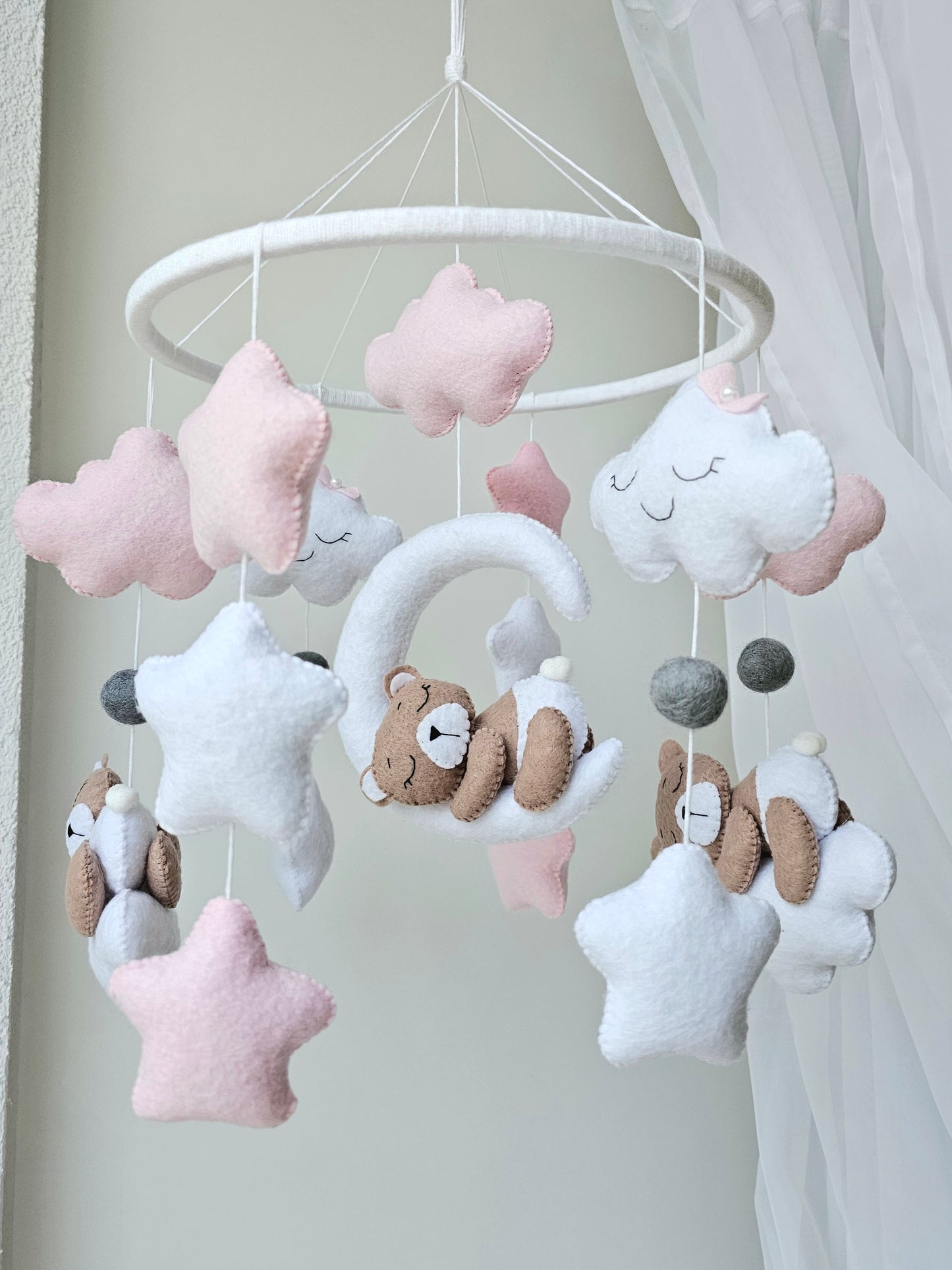 Selbstgemachtes Babymobile mit liebevoll handgefertigten Figuren und Formen, ideal für das Kinderbett oder den Kinderwagen. Hergestellt aus weichem, hochwertigem Filz in bunten Farben, fördert das Babymobile die visuelle und sensorische Entwicklung des Babys. Leicht und sicher aufzuhängen, schafft es eine beruhigende und kreative Umgebung für Ihr Kind.
