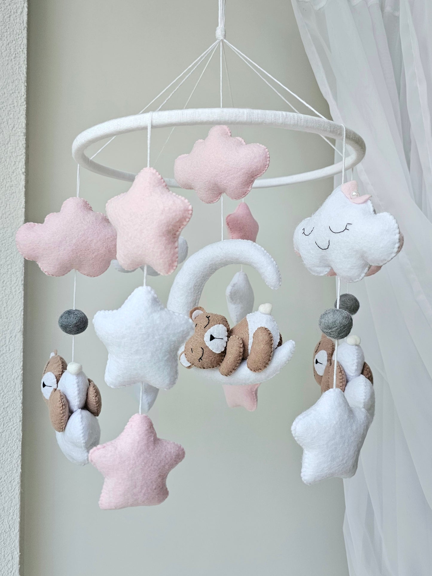 Selbstgemachtes Babymobile mit liebevoll handgefertigten Figuren und Formen, ideal für das Kinderbett oder den Kinderwagen. Hergestellt aus weichem, hochwertigem Filz in bunten Farben, fördert das Babymobile die visuelle und sensorische Entwicklung des Babys. Leicht und sicher aufzuhängen, schafft es eine beruhigende und kreative Umgebung für Ihr Kind.