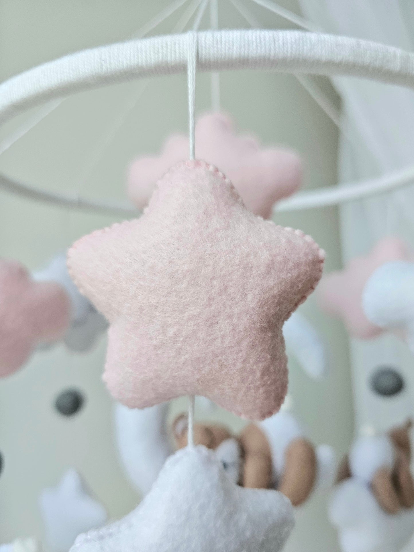 Selbstgemachtes Babymobile mit liebevoll handgefertigten Figuren und Formen, ideal für das Kinderbett oder den Kinderwagen. Hergestellt aus weichem, hochwertigem Filz in bunten Farben, fördert das Babymobile die visuelle und sensorische Entwicklung des Babys. Leicht und sicher aufzuhängen, schafft es eine beruhigende und kreative Umgebung für Ihr Kind.