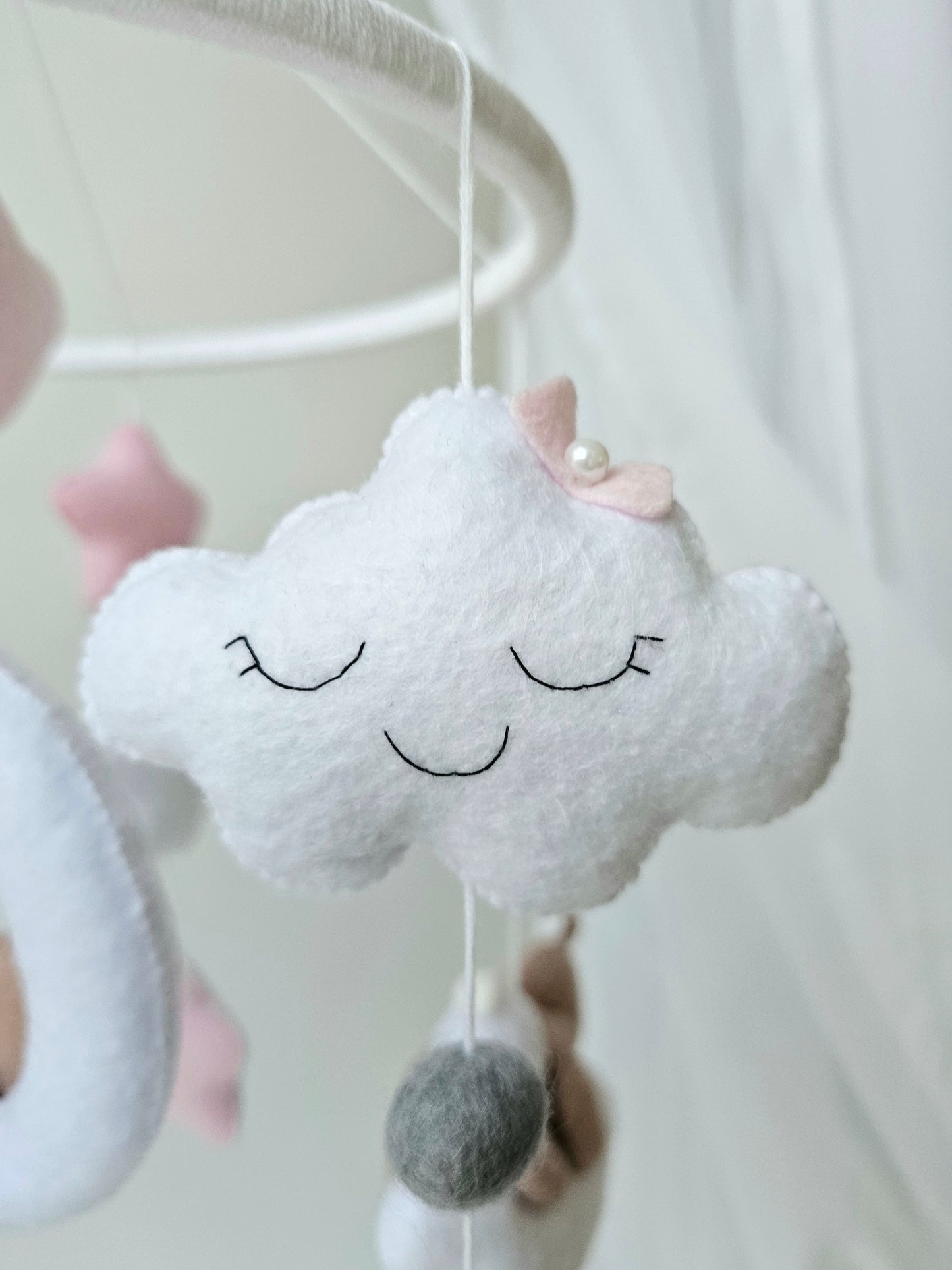 Selbstgemachtes Babymobile mit liebevoll handgefertigten Figuren und Formen, ideal für das Kinderbett oder den Kinderwagen. Hergestellt aus weichem, hochwertigem Filz in bunten Farben, fördert das Babymobile die visuelle und sensorische Entwicklung des Babys. Leicht und sicher aufzuhängen, schafft es eine beruhigende und kreative Umgebung für Ihr Kind.