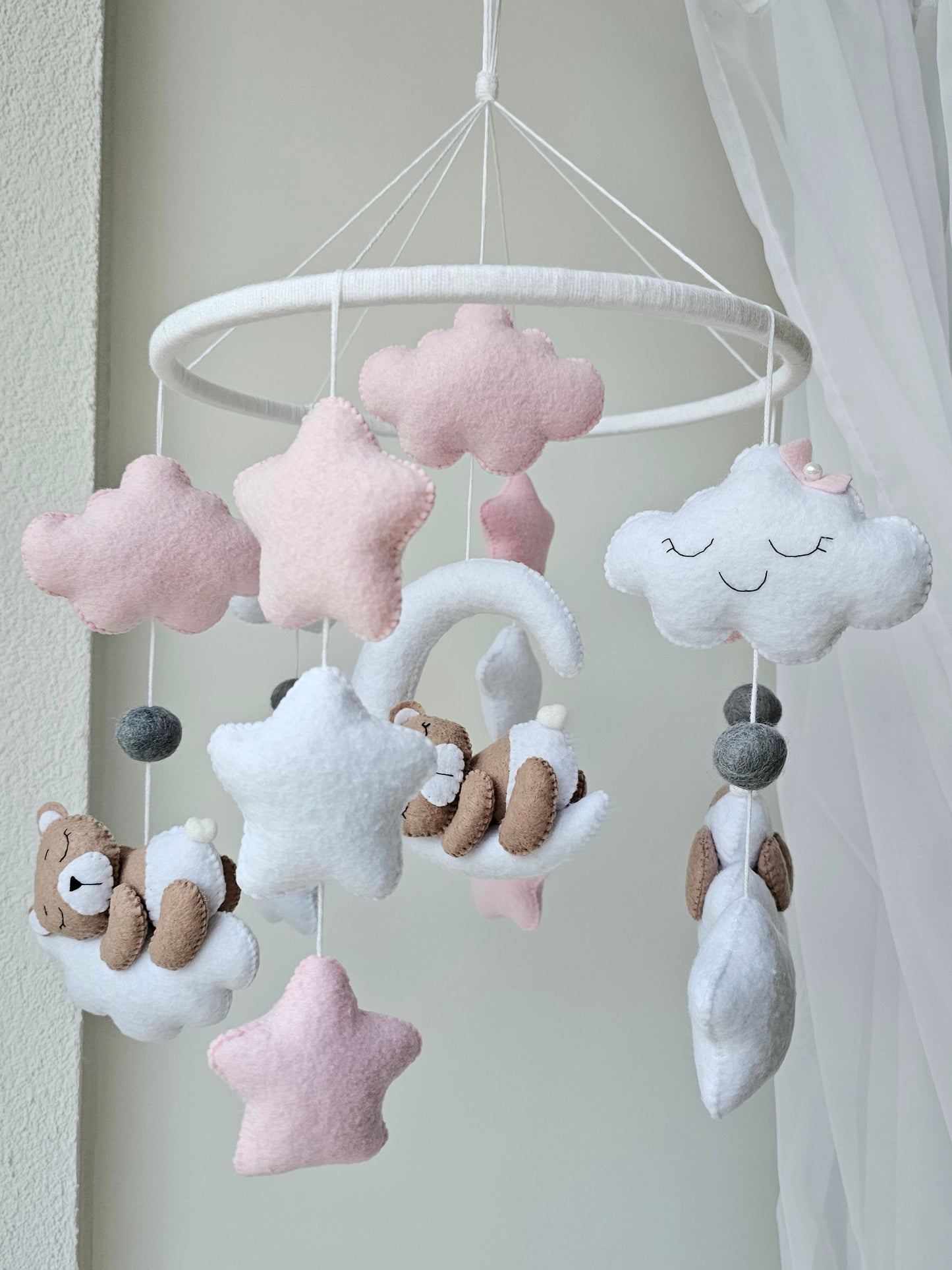 Selbstgemachtes Babymobile mit liebevoll handgefertigten Figuren und Formen, ideal für das Kinderbett oder den Kinderwagen. Hergestellt aus weichem, hochwertigem Filz in bunten Farben, fördert das Babymobile die visuelle und sensorische Entwicklung des Babys. Leicht und sicher aufzuhängen, schafft es eine beruhigende und kreative Umgebung für Ihr Kind.