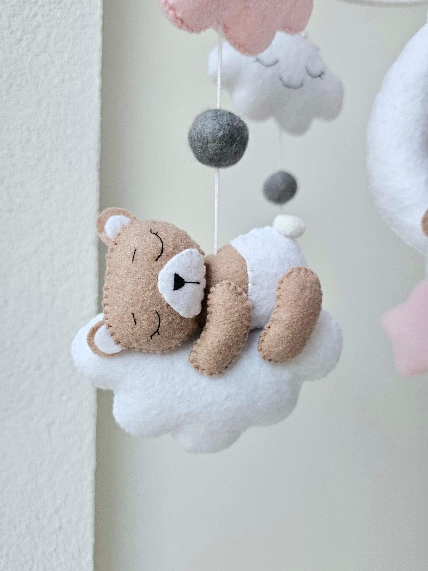 Selbstgemachtes Babymobile mit liebevoll handgefertigten Figuren und Formen, ideal für das Kinderbett oder den Kinderwagen. Hergestellt aus weichem, hochwertigem Filz in bunten Farben, fördert das Babymobile die visuelle und sensorische Entwicklung des Babys. Leicht und sicher aufzuhängen, schafft es eine beruhigende und kreative Umgebung für Ihr Kind.