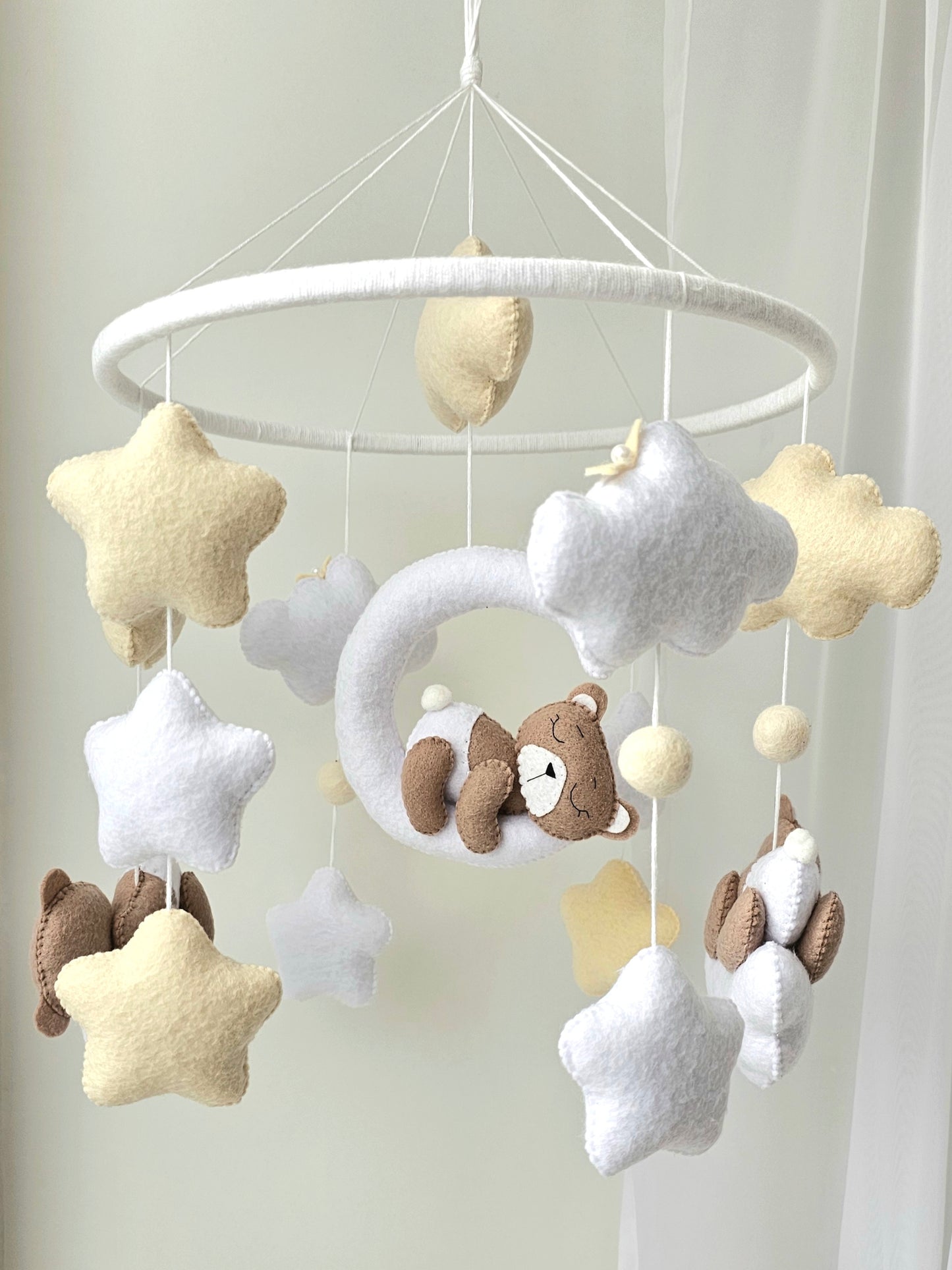 Selbstgemachtes Babymobile mit liebevoll handgefertigten Figuren und Formen, ideal für das Kinderbett oder den Kinderwagen. Hergestellt aus weichem, hochwertigem Filz in bunten Farben, fördert das Babymobile die visuelle und sensorische Entwicklung des Babys. Leicht und sicher aufzuhängen, schafft es eine beruhigende und kreative Umgebung für Ihr Kind.