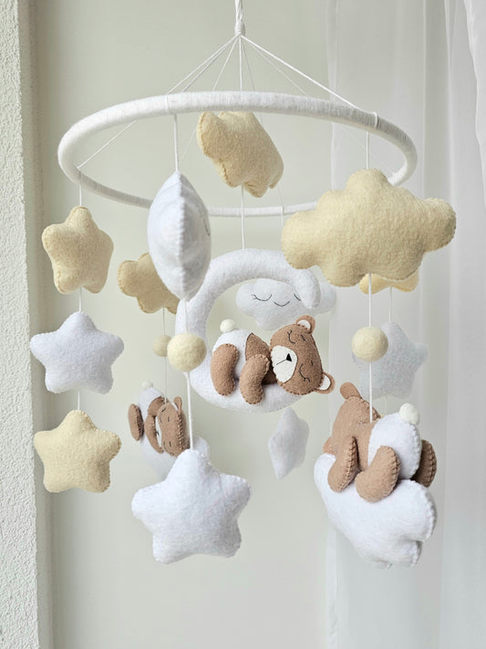 Selbstgemachtes Babymobile mit liebevoll handgefertigten Figuren und Formen, ideal für das Kinderbett oder den Kinderwagen. Hergestellt aus weichem, hochwertigem Filz in bunten Farben, fördert das Babymobile die visuelle und sensorische Entwicklung des Babys. Leicht und sicher aufzuhängen, schafft es eine beruhigende und kreative Umgebung für Ihr Kind.