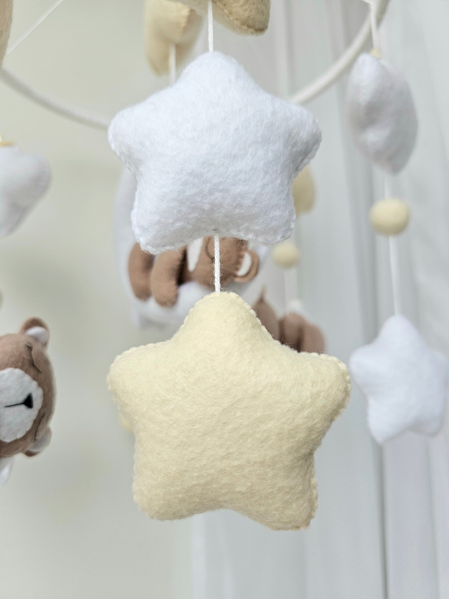 Selbstgemachtes Babymobile mit liebevoll handgefertigten Figuren und Formen, ideal für das Kinderbett oder den Kinderwagen. Hergestellt aus weichem, hochwertigem Filz in bunten Farben, fördert das Babymobile die visuelle und sensorische Entwicklung des Babys. Leicht und sicher aufzuhängen, schafft es eine beruhigende und kreative Umgebung für Ihr Kind.