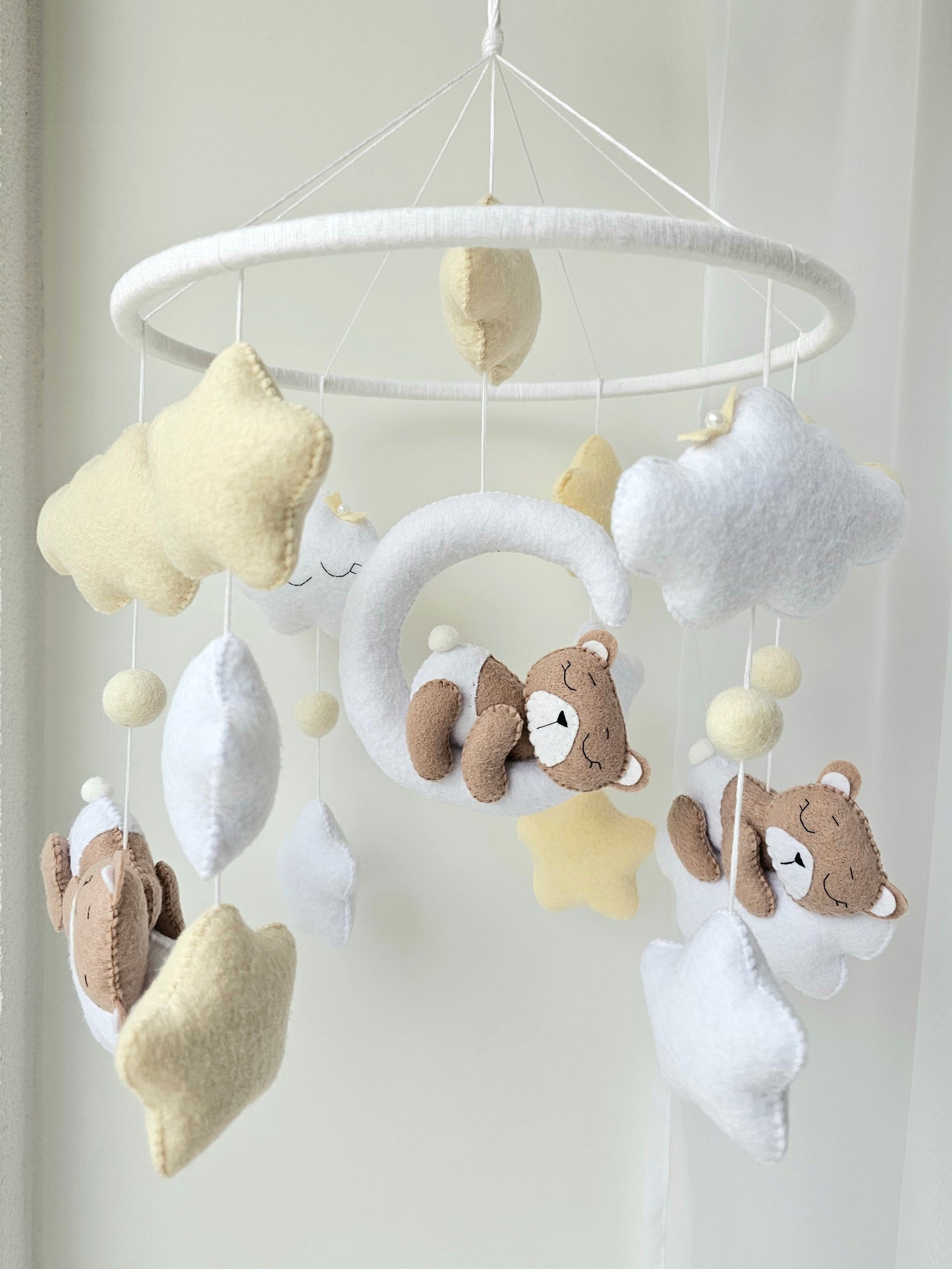 Selbstgemachtes Babymobile mit liebevoll handgefertigten Figuren und Formen, ideal für das Kinderbett oder den Kinderwagen. Hergestellt aus weichem, hochwertigem Filz in bunten Farben, fördert das Babymobile die visuelle und sensorische Entwicklung des Babys. Leicht und sicher aufzuhängen, schafft es eine beruhigende und kreative Umgebung für Ihr Kind.