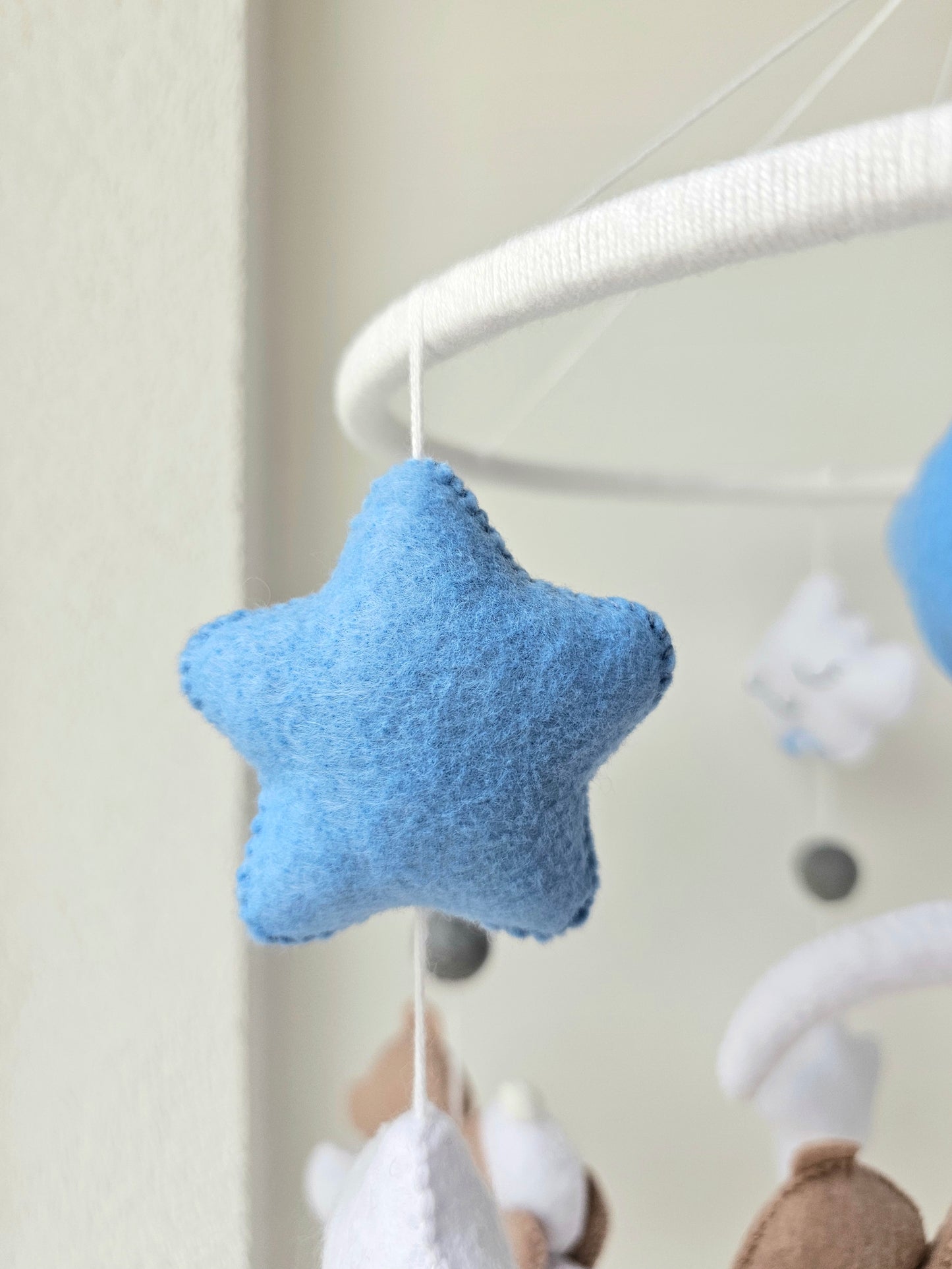 Baby Mobile schlafender Bär blau