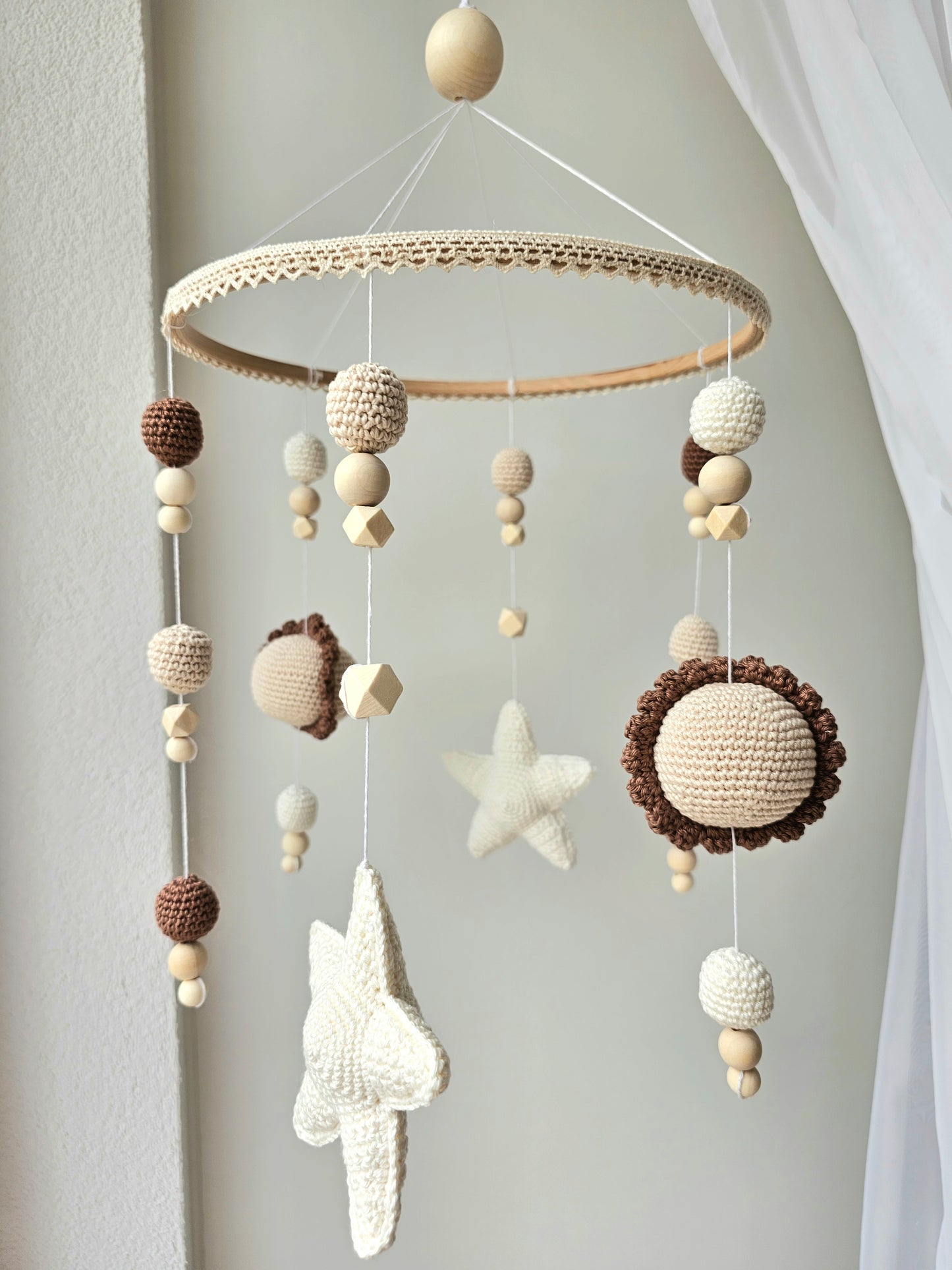 Selbstgemachtes Babymobile mit liebevoll von Hand gehäkelten Figuren und Formen, ideal für das Kinderbett oder den Kinderwagen. Hergestellt aus weichem, hochwertigem Filz in bunten Farben, fördert das Babymobile die visuelle und sensorische Entwicklung des Babys. Leicht und sicher aufzuhängen, schafft es eine beruhigende und kreative Umgebung für Ihr Kind.