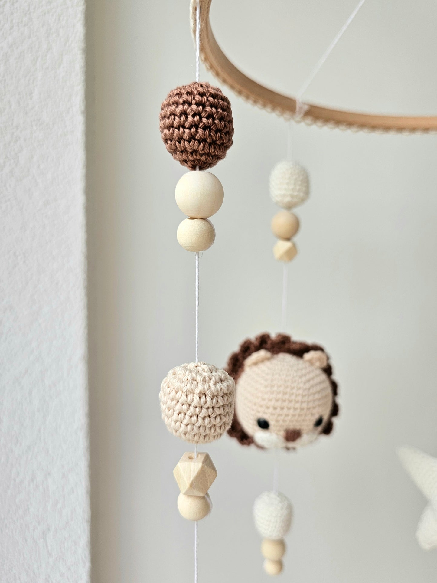 Selbstgemachtes Babymobile mit liebevoll von Hand gehäkelten Figuren und Formen, ideal für das Kinderbett oder den Kinderwagen. Hergestellt aus weichem, hochwertigem Filz in bunten Farben, fördert das Babymobile die visuelle und sensorische Entwicklung des Babys. Leicht und sicher aufzuhängen, schafft es eine beruhigende und kreative Umgebung für Ihr Kind.