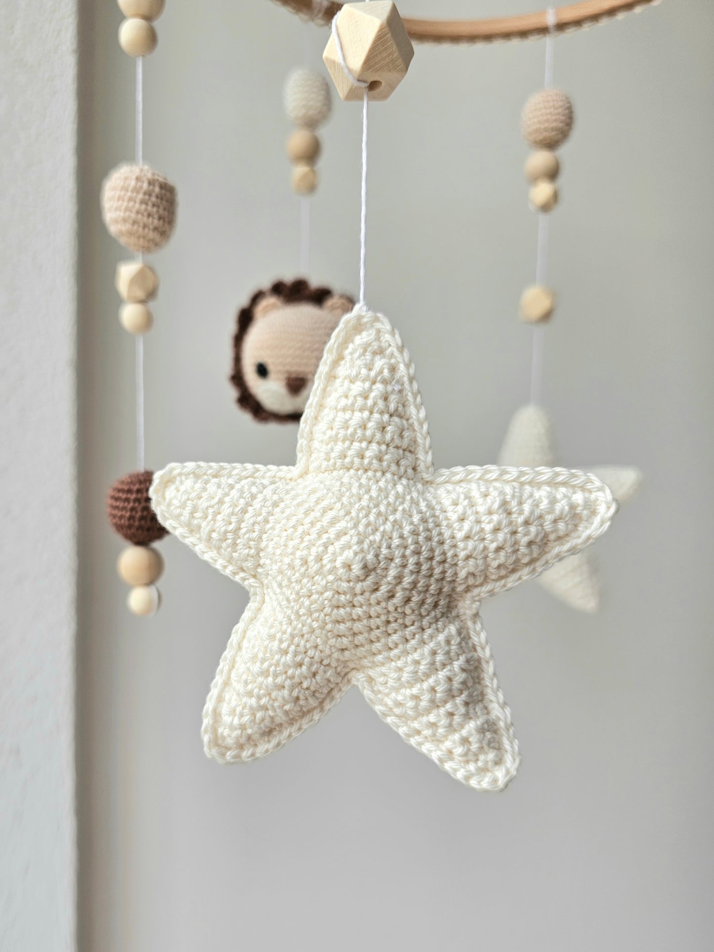 Selbstgemachtes Babymobile mit liebevoll von Hand gehäkelten Figuren und Formen, ideal für das Kinderbett oder den Kinderwagen. Hergestellt aus weichem, hochwertigem Filz in bunten Farben, fördert das Babymobile die visuelle und sensorische Entwicklung des Babys. Leicht und sicher aufzuhängen, schafft es eine beruhigende und kreative Umgebung für Ihr Kind.