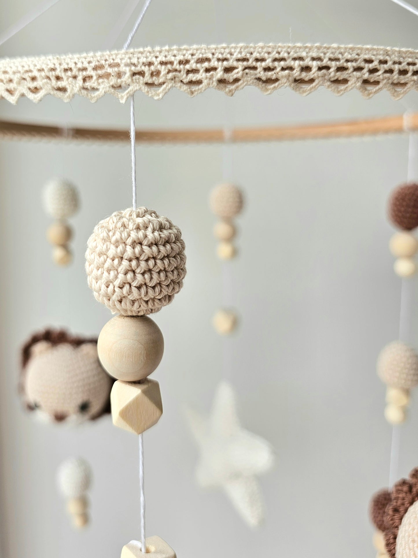 Selbstgemachtes Babymobile mit liebevoll von Hand gehäkelten Figuren und Formen, ideal für das Kinderbett oder den Kinderwagen. Hergestellt aus weichem, hochwertigem Filz in bunten Farben, fördert das Babymobile die visuelle und sensorische Entwicklung des Babys. Leicht und sicher aufzuhängen, schafft es eine beruhigende und kreative Umgebung für Ihr Kind.