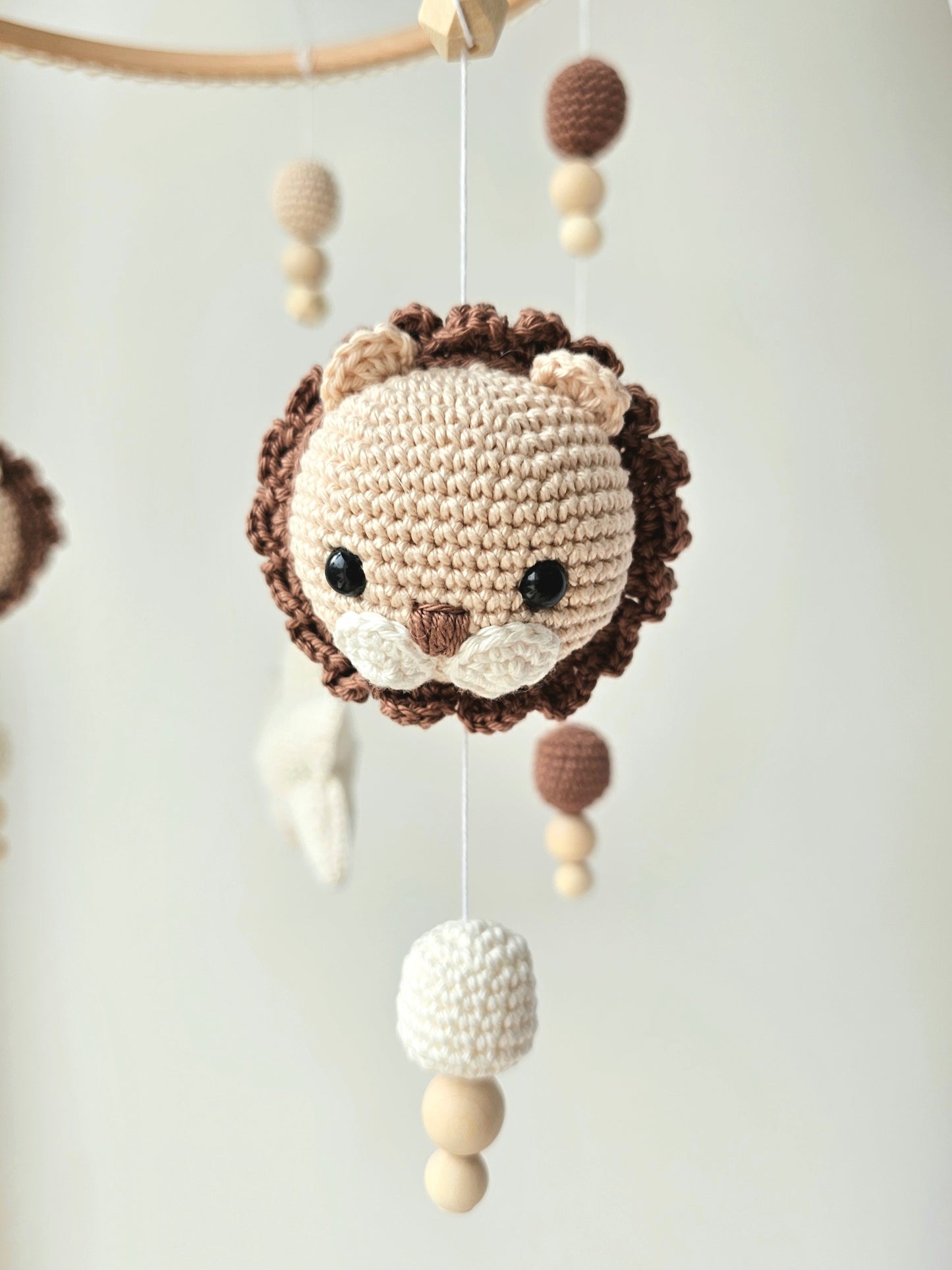 Selbstgemachtes Babymobile mit liebevoll von Hand gehäkelten Figuren und Formen, ideal für das Kinderbett oder den Kinderwagen. Hergestellt aus weichem, hochwertigem Filz in bunten Farben, fördert das Babymobile die visuelle und sensorische Entwicklung des Babys. Leicht und sicher aufzuhängen, schafft es eine beruhigende und kreative Umgebung für Ihr Kind.