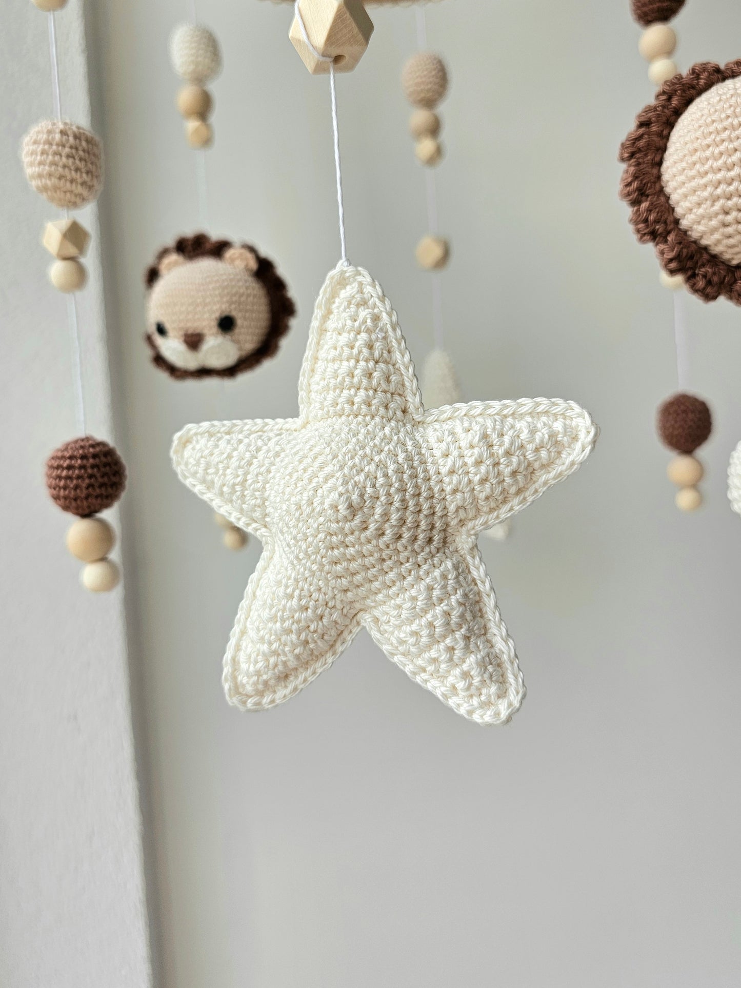 Selbstgemachtes Babymobile mit liebevoll von Hand gehäkelten Figuren und Formen, ideal für das Kinderbett oder den Kinderwagen. Hergestellt aus weichem, hochwertigem Filz in bunten Farben, fördert das Babymobile die visuelle und sensorische Entwicklung des Babys. Leicht und sicher aufzuhängen, schafft es eine beruhigende und kreative Umgebung für Ihr Kind.