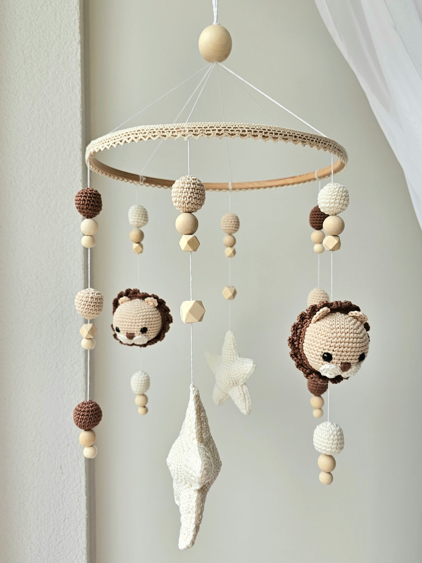 Selbstgemachtes Babymobile mit liebevoll von Hand gehäkelten Figuren und Formen, ideal für das Kinderbett oder den Kinderwagen. Hergestellt aus weichem, hochwertigem Filz in bunten Farben, fördert das Babymobile die visuelle und sensorische Entwicklung des Babys. Leicht und sicher aufzuhängen, schafft es eine beruhigende und kreative Umgebung für Ihr Kind.