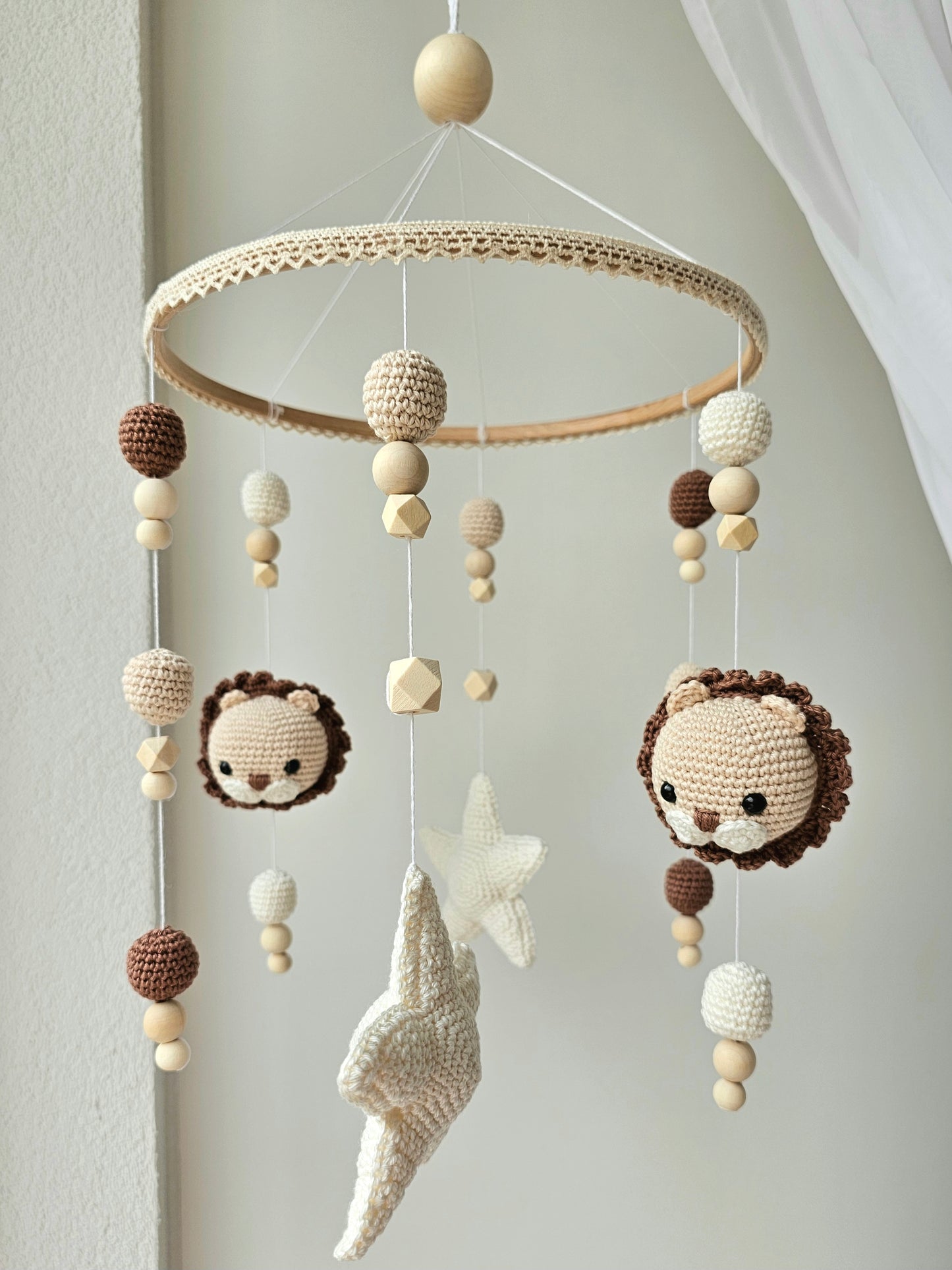 Selbstgemachtes Babymobile mit liebevoll von Hand gehäkelten Figuren und Formen, ideal für das Kinderbett oder den Kinderwagen. Hergestellt aus weichem, hochwertigem Filz in bunten Farben, fördert das Babymobile die visuelle und sensorische Entwicklung des Babys. Leicht und sicher aufzuhängen, schafft es eine beruhigende und kreative Umgebung für Ihr Kind.