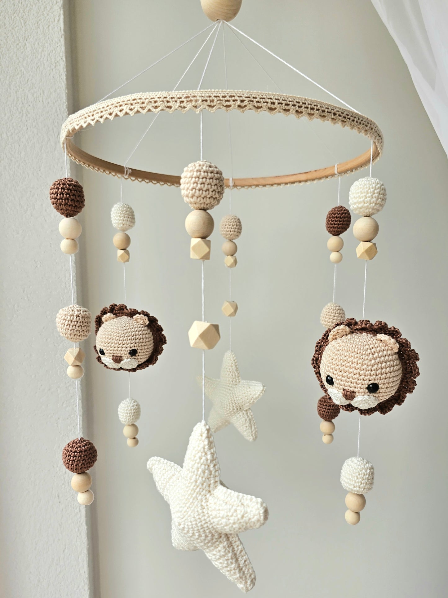 Selbstgemachtes Babymobile mit liebevoll von Hand gehäkelten Figuren und Formen, ideal für das Kinderbett oder den Kinderwagen. Hergestellt aus weichem, hochwertigem Filz in bunten Farben, fördert das Babymobile die visuelle und sensorische Entwicklung des Babys. Leicht und sicher aufzuhängen, schafft es eine beruhigende und kreative Umgebung für Ihr Kind.