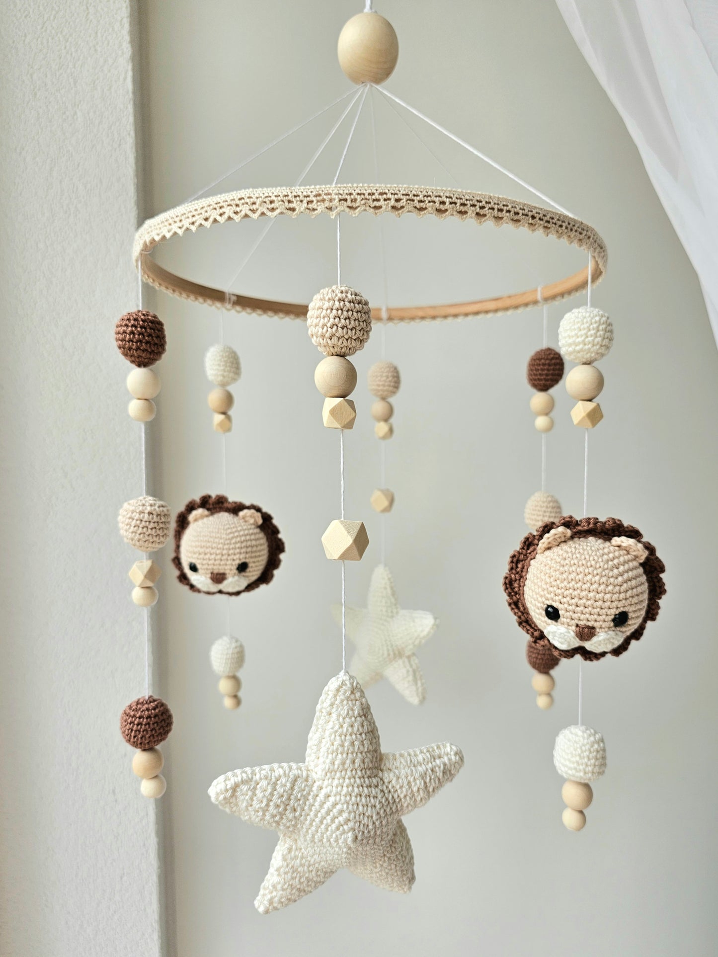 Selbstgemachtes Babymobile mit liebevoll von Hand gehäkelten Figuren und Formen, ideal für das Kinderbett oder den Kinderwagen. Hergestellt aus weichem, hochwertigem Filz in bunten Farben, fördert das Babymobile die visuelle und sensorische Entwicklung des Babys. Leicht und sicher aufzuhängen, schafft es eine beruhigende und kreative Umgebung für Ihr Kind.