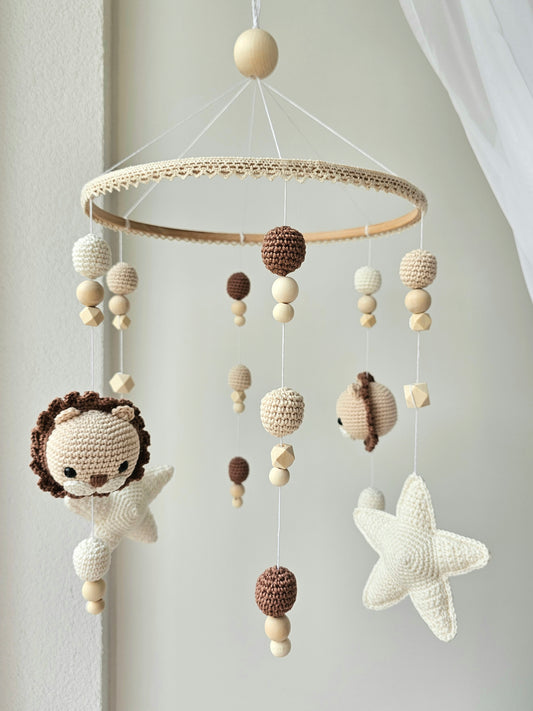 Selbstgemachtes Babymobile mit liebevoll von Hand gehäkelten Figuren und Formen, ideal für das Kinderbett oder den Kinderwagen. Hergestellt aus weichem, hochwertigem Filz in bunten Farben, fördert das Babymobile die visuelle und sensorische Entwicklung des Babys. Leicht und sicher aufzuhängen, schafft es eine beruhigende und kreative Umgebung für Ihr Kind.