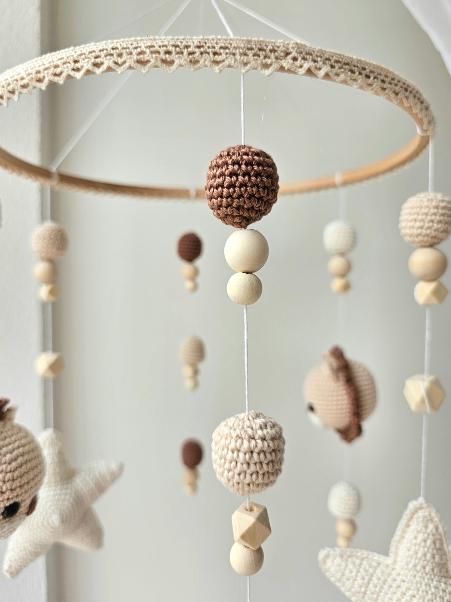 Selbstgemachtes Babymobile mit liebevoll von Hand gehäkelten Figuren und Formen, ideal für das Kinderbett oder den Kinderwagen. Hergestellt aus weichem, hochwertigem Filz in bunten Farben, fördert das Babymobile die visuelle und sensorische Entwicklung des Babys. Leicht und sicher aufzuhängen, schafft es eine beruhigende und kreative Umgebung für Ihr Kind.