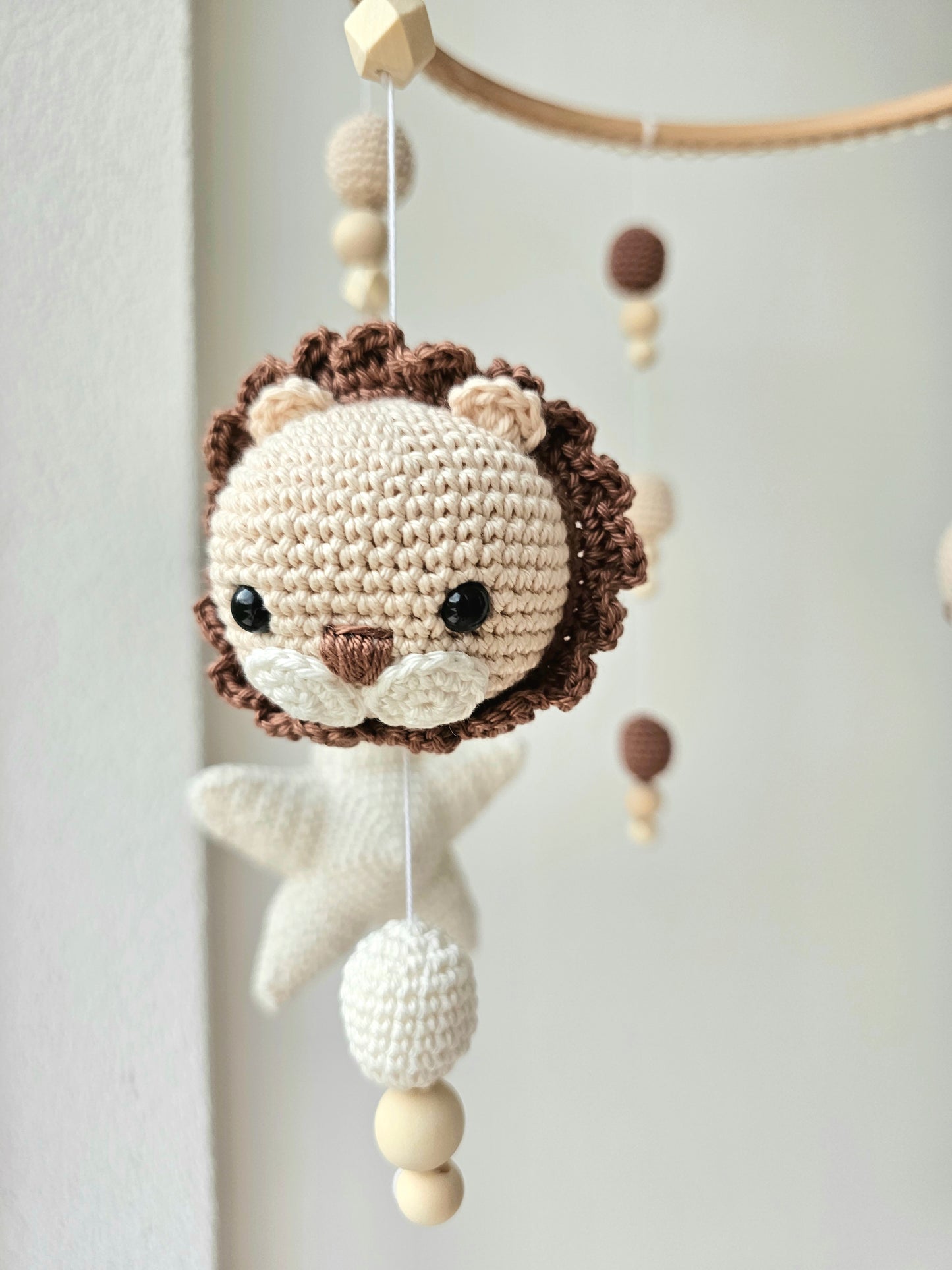 Selbstgemachtes Babymobile mit liebevoll von Hand gehäkelten Figuren und Formen, ideal für das Kinderbett oder den Kinderwagen. Hergestellt aus weichem, hochwertigem Filz in bunten Farben, fördert das Babymobile die visuelle und sensorische Entwicklung des Babys. Leicht und sicher aufzuhängen, schafft es eine beruhigende und kreative Umgebung für Ihr Kind.