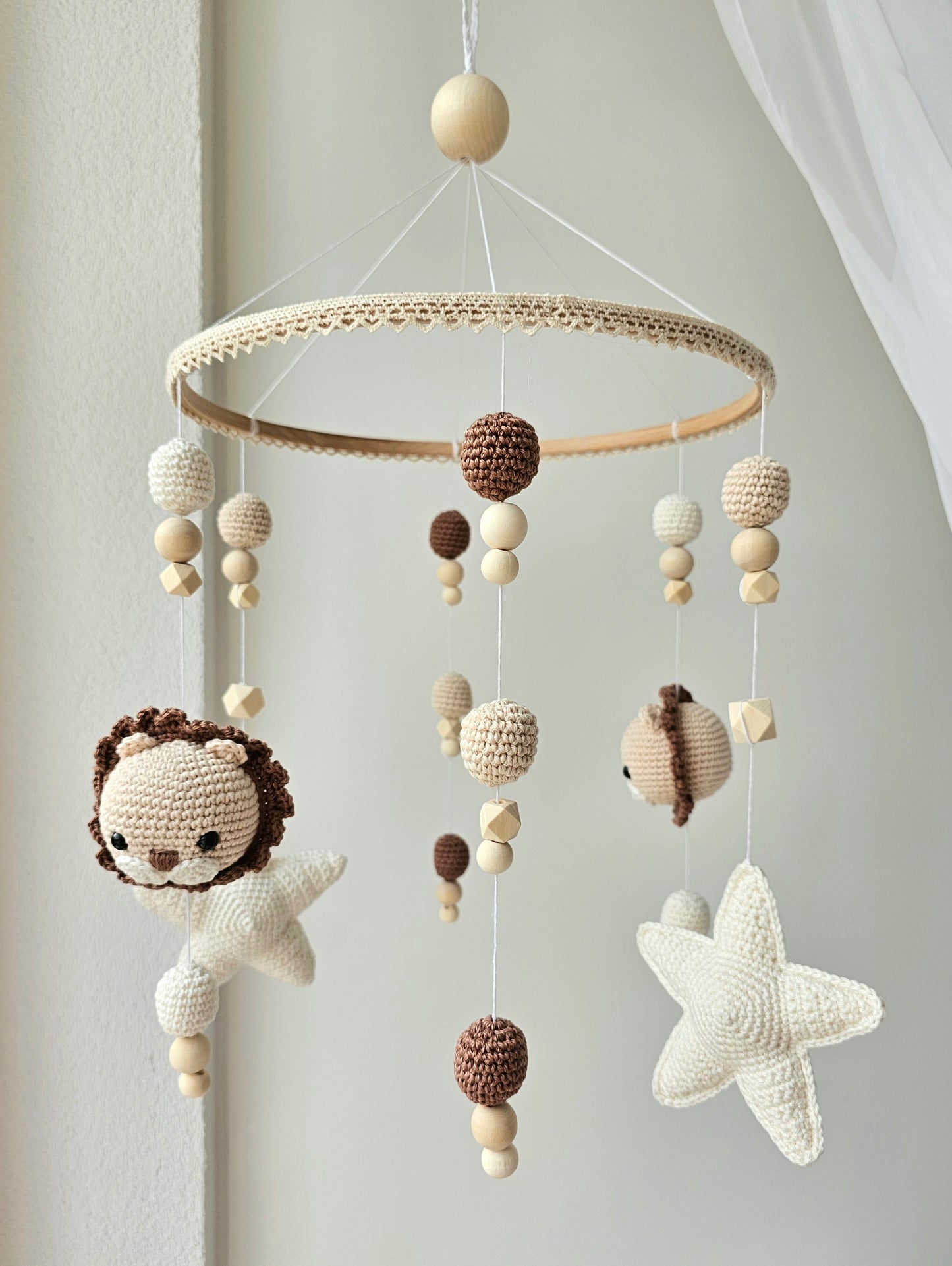 Selbstgemachtes Babymobile mit liebevoll von Hand gehäkelten Figuren und Formen, ideal für das Kinderbett oder den Kinderwagen. Hergestellt aus weichem, hochwertigem Filz in bunten Farben, fördert das Babymobile die visuelle und sensorische Entwicklung des Babys. Leicht und sicher aufzuhängen, schafft es eine beruhigende und kreative Umgebung für Ihr Kind.