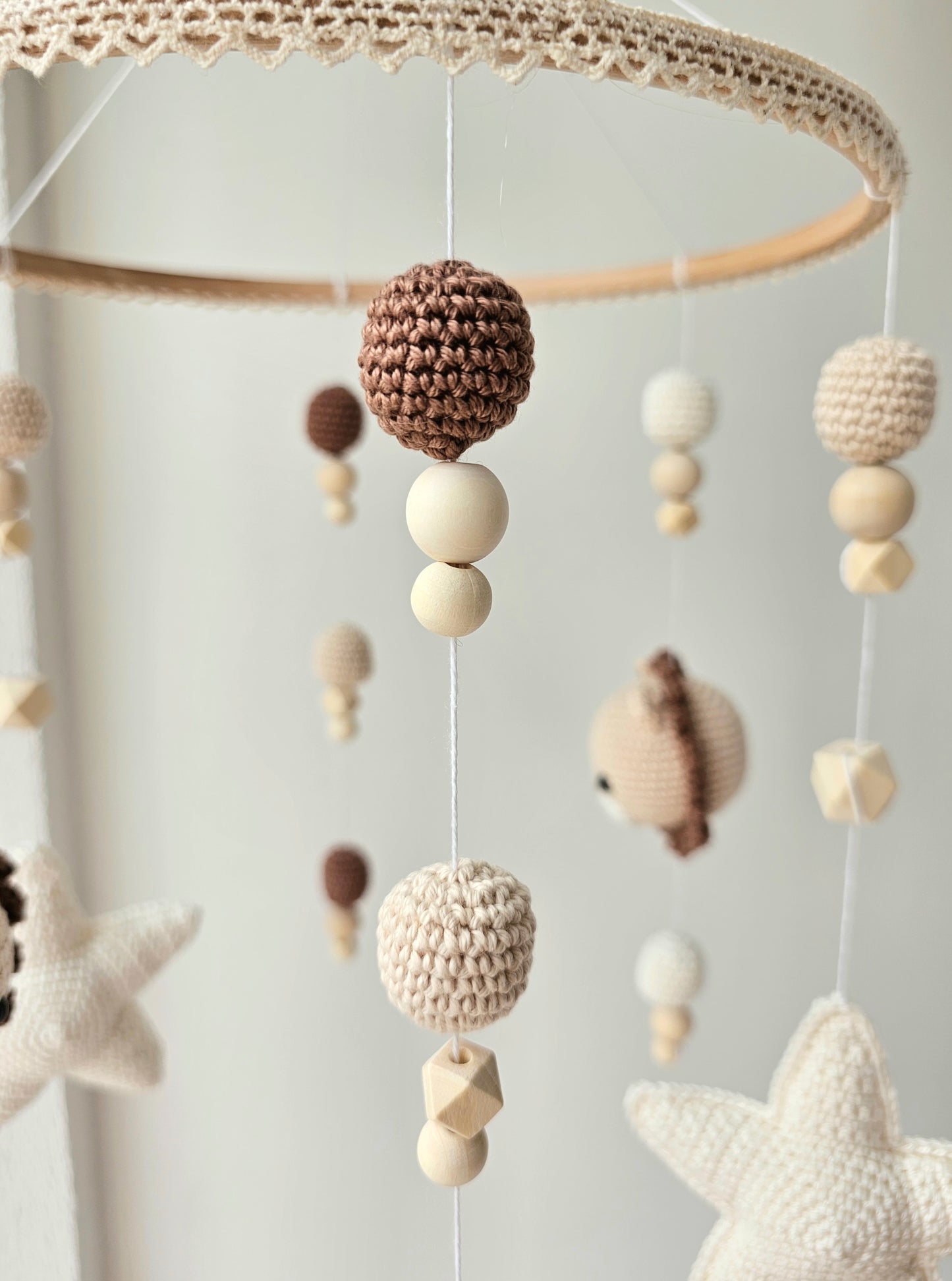 Selbstgemachtes Babymobile mit liebevoll von Hand gehäkelten Figuren und Formen, ideal für das Kinderbett oder den Kinderwagen. Hergestellt aus weichem, hochwertigem Filz in bunten Farben, fördert das Babymobile die visuelle und sensorische Entwicklung des Babys. Leicht und sicher aufzuhängen, schafft es eine beruhigende und kreative Umgebung für Ihr Kind.