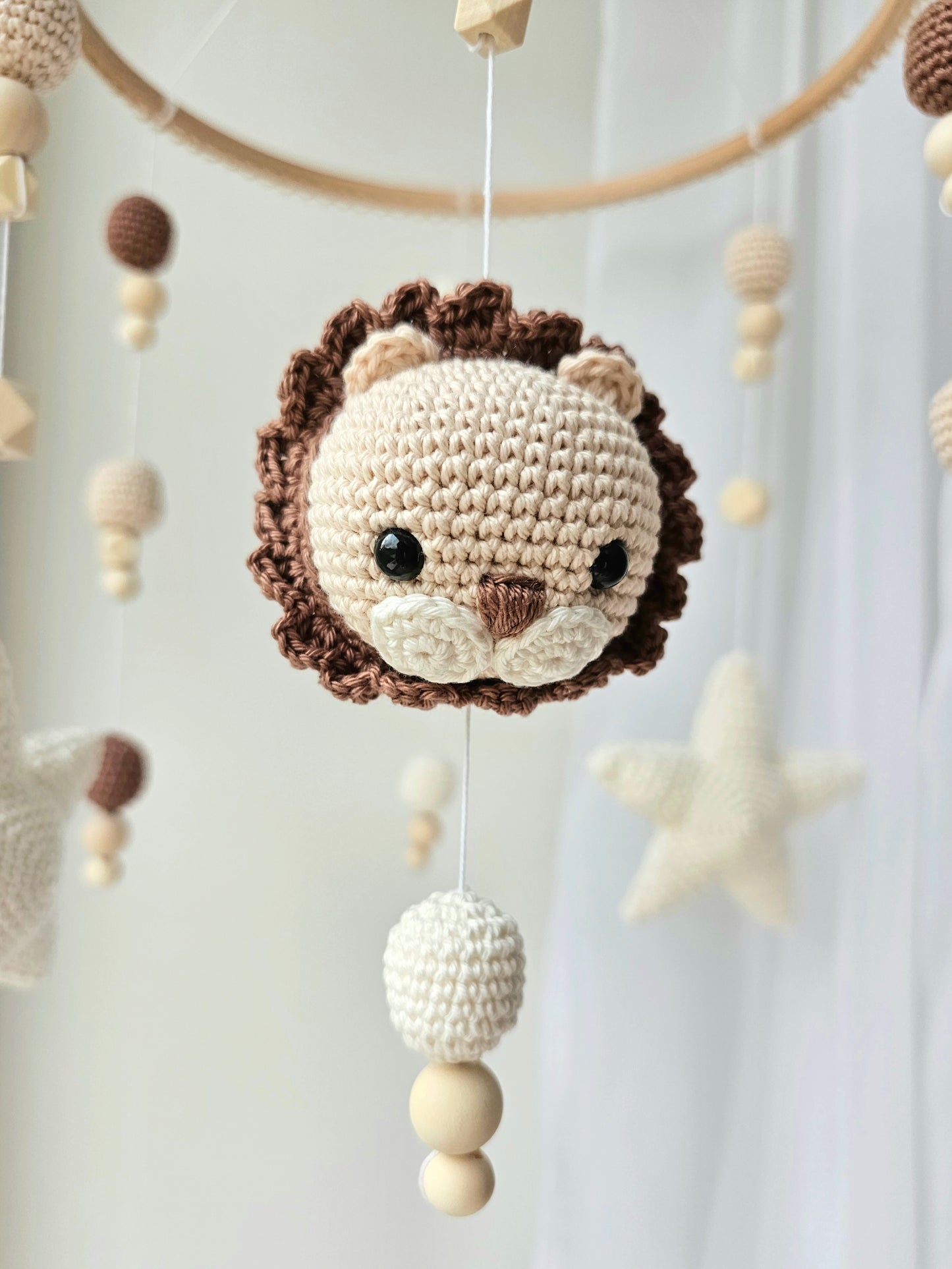 Selbstgemachtes Babymobile mit liebevoll von Hand gehäkelten Figuren und Formen, ideal für das Kinderbett oder den Kinderwagen. Hergestellt aus weichem, hochwertigem Filz in bunten Farben, fördert das Babymobile die visuelle und sensorische Entwicklung des Babys. Leicht und sicher aufzuhängen, schafft es eine beruhigende und kreative Umgebung für Ihr Kind.