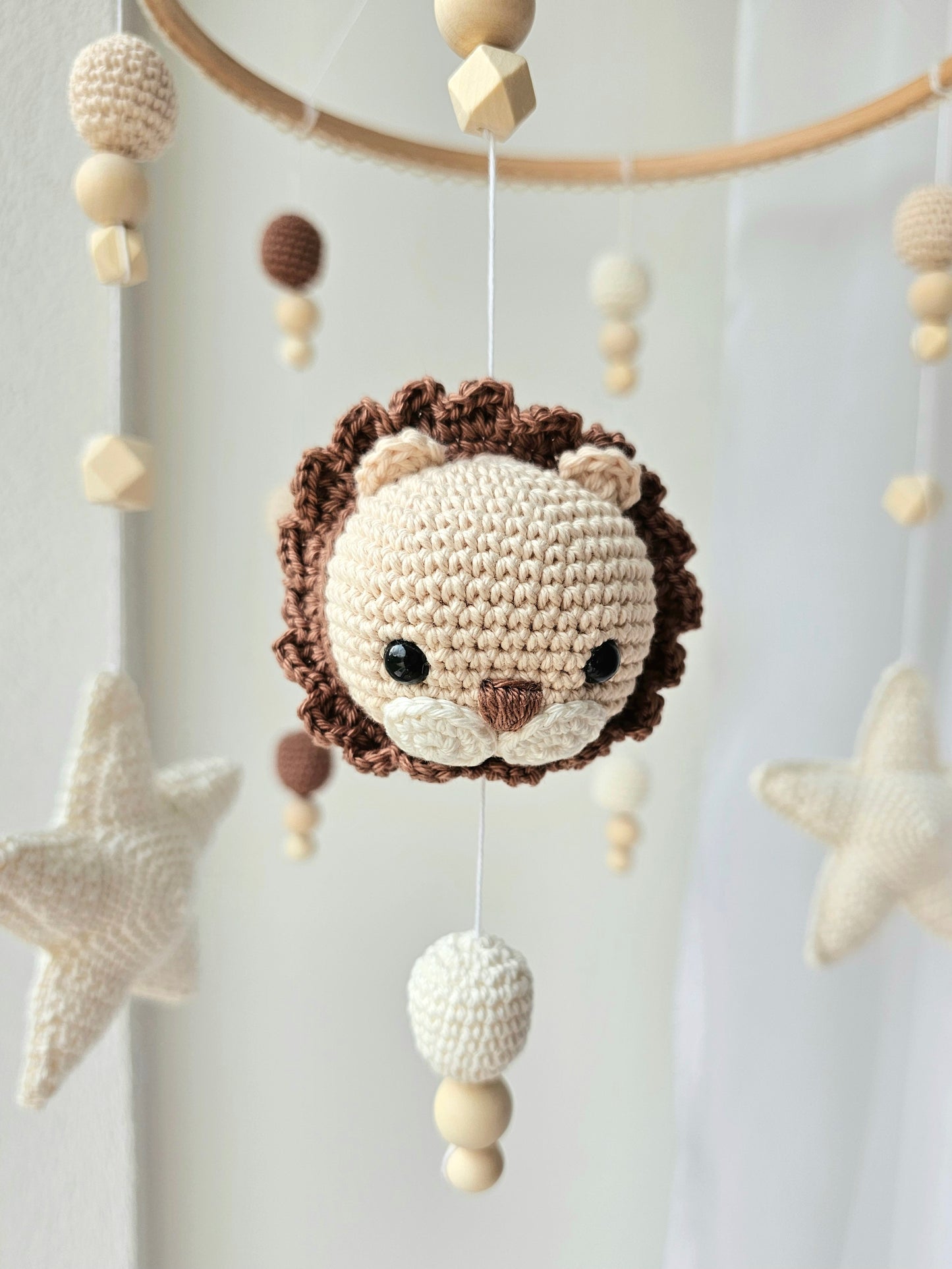 Selbstgemachtes Babymobile mit liebevoll von Hand gehäkelten Figuren und Formen, ideal für das Kinderbett oder den Kinderwagen. Hergestellt aus weichem, hochwertigem Filz in bunten Farben, fördert das Babymobile die visuelle und sensorische Entwicklung des Babys. Leicht und sicher aufzuhängen, schafft es eine beruhigende und kreative Umgebung für Ihr Kind.