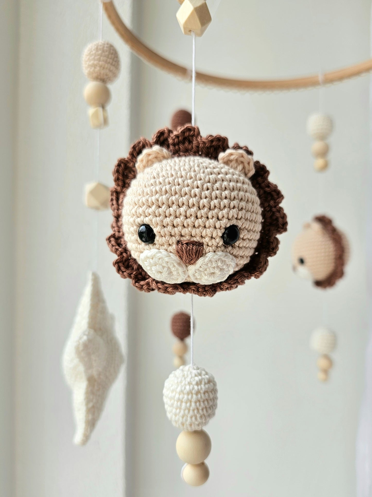 Selbstgemachtes Babymobile mit liebevoll von Hand gehäkelten Figuren und Formen, ideal für das Kinderbett oder den Kinderwagen. Hergestellt aus weichem, hochwertigem Filz in bunten Farben, fördert das Babymobile die visuelle und sensorische Entwicklung des Babys. Leicht und sicher aufzuhängen, schafft es eine beruhigende und kreative Umgebung für Ihr Kind.