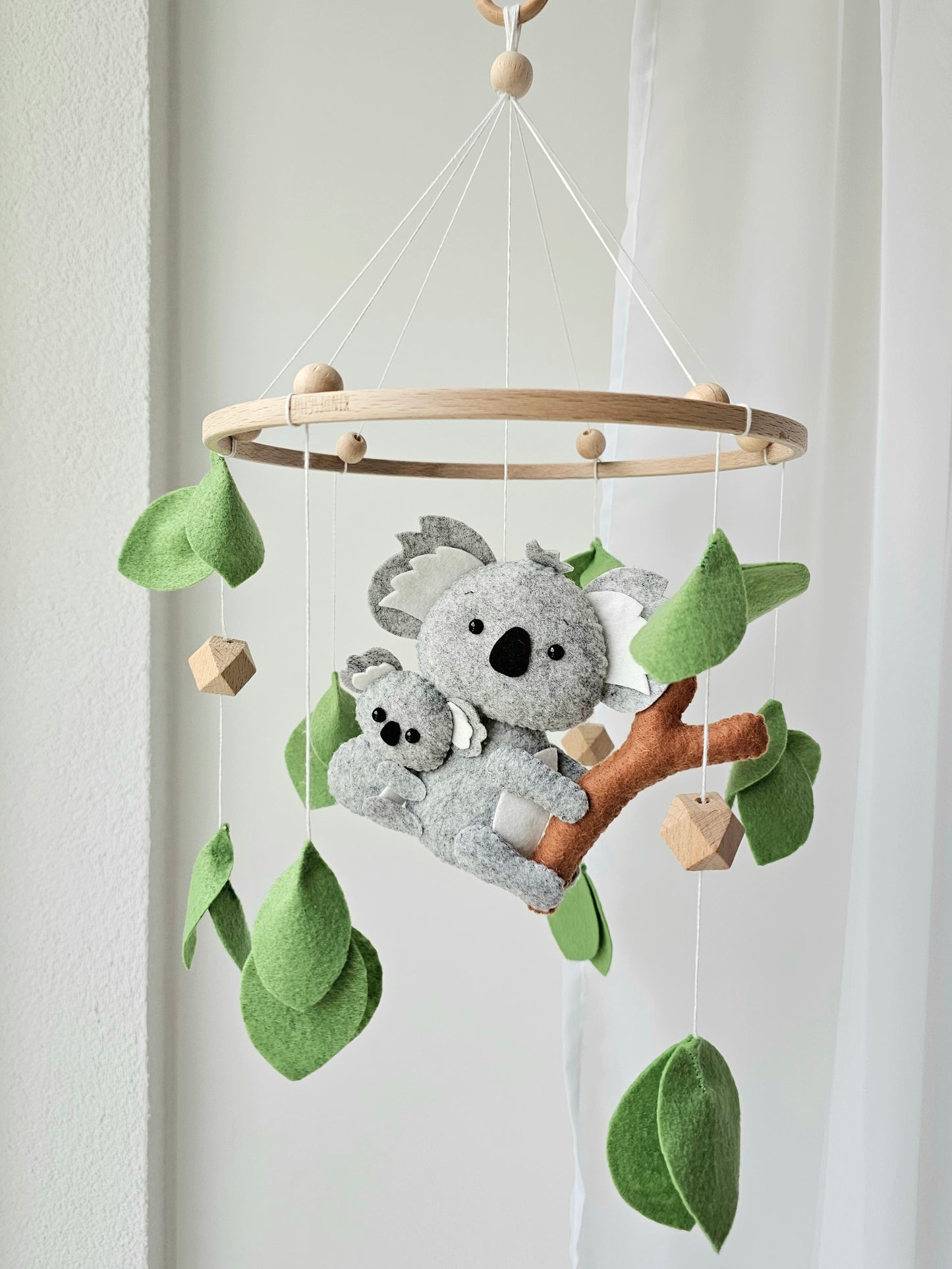 Selbstgemachtes Babymobile mit liebevoll handgefertigten Figuren und Formen, ideal für das Kinderbett oder den Kinderwagen. Hergestellt aus weichem, hochwertigem Filz in bunten Farben, fördert das Babymobile die visuelle und sensorische Entwicklung des Babys. Leicht und sicher aufzuhängen, schafft es eine beruhigende und kreative Umgebung für Ihr Kind.