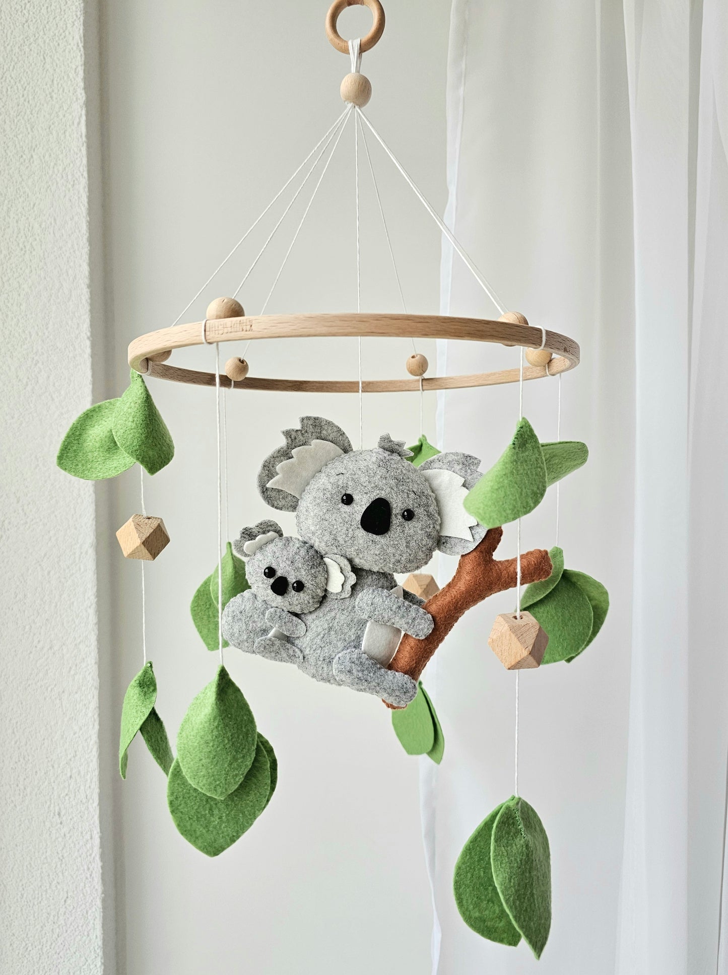 Selbstgemachtes Babymobile mit liebevoll handgefertigten Figuren und Formen, ideal für das Kinderbett oder den Kinderwagen. Hergestellt aus weichem, hochwertigem Filz in bunten Farben, fördert das Babymobile die visuelle und sensorische Entwicklung des Babys. Leicht und sicher aufzuhängen, schafft es eine beruhigende und kreative Umgebung für Ihr Kind.