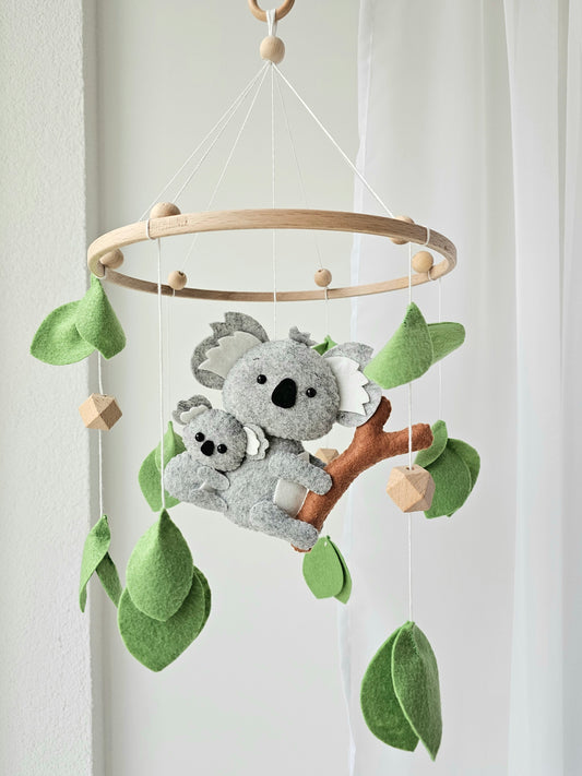 Selbstgemachtes Babymobile mit liebevoll handgefertigten Figuren und Formen, ideal für das Kinderbett oder den Kinderwagen. Hergestellt aus weichem, hochwertigem Filz in bunten Farben, fördert das Babymobile die visuelle und sensorische Entwicklung des Babys. Leicht und sicher aufzuhängen, schafft es eine beruhigende und kreative Umgebung für Ihr Kind.
