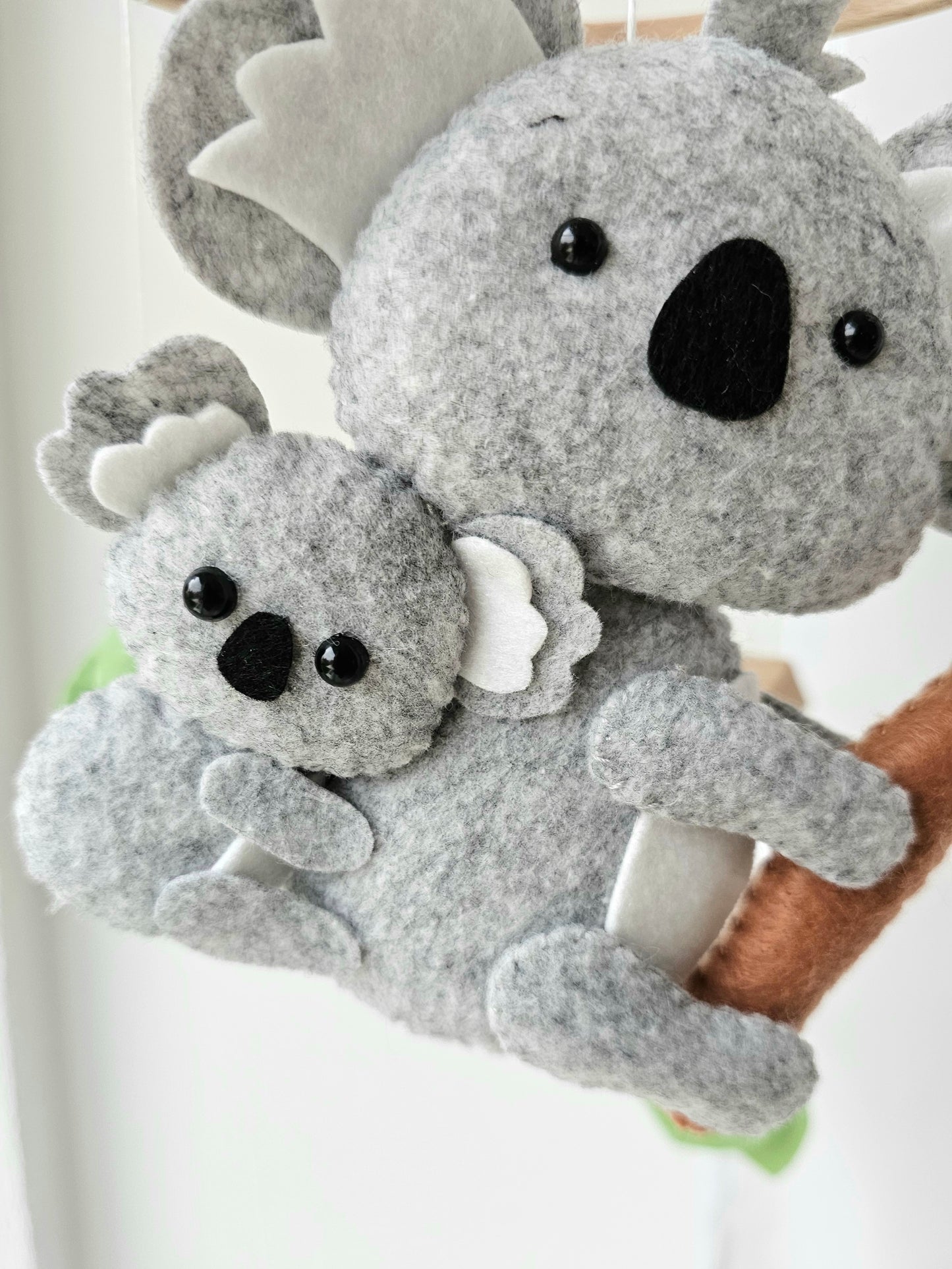 Selbstgemachtes Babymobile mit liebevoll handgefertigten Figuren und Formen, ideal für das Kinderbett oder den Kinderwagen. Hergestellt aus weichem, hochwertigem Filz in bunten Farben, fördert das Babymobile die visuelle und sensorische Entwicklung des Babys. Leicht und sicher aufzuhängen, schafft es eine beruhigende und kreative Umgebung für Ihr Kind.