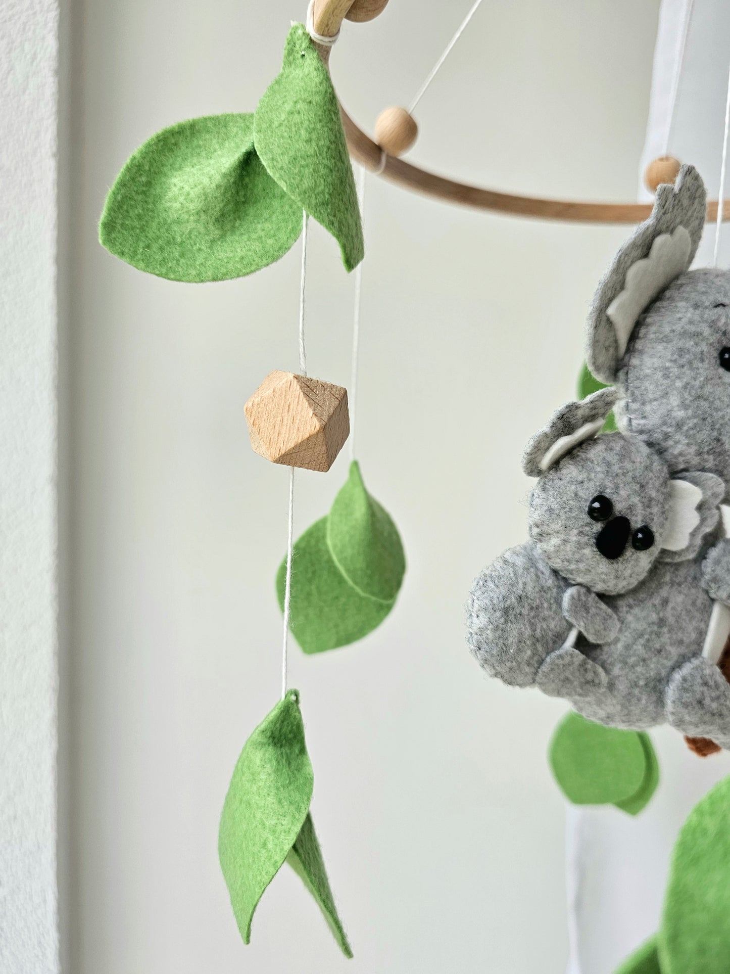 Selbstgemachtes Babymobile mit liebevoll handgefertigten Figuren und Formen, ideal für das Kinderbett oder den Kinderwagen. Hergestellt aus weichem, hochwertigem Filz in bunten Farben, fördert das Babymobile die visuelle und sensorische Entwicklung des Babys. Leicht und sicher aufzuhängen, schafft es eine beruhigende und kreative Umgebung für Ihr Kind.
