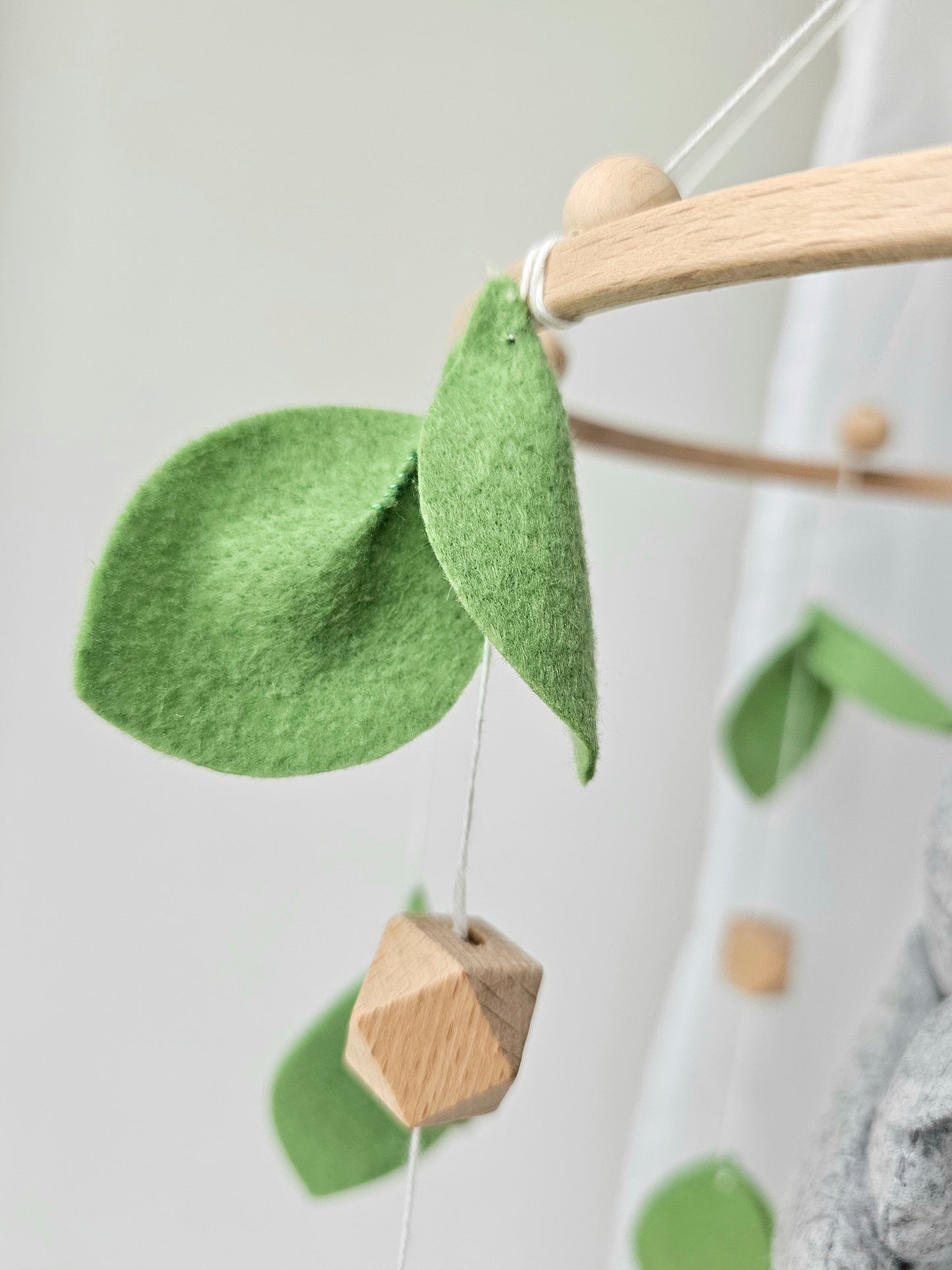 Selbstgemachtes Babymobile mit liebevoll handgefertigten Figuren und Formen, ideal für das Kinderbett oder den Kinderwagen. Hergestellt aus weichem, hochwertigem Filz in bunten Farben, fördert das Babymobile die visuelle und sensorische Entwicklung des Babys. Leicht und sicher aufzuhängen, schafft es eine beruhigende und kreative Umgebung für Ihr Kind.