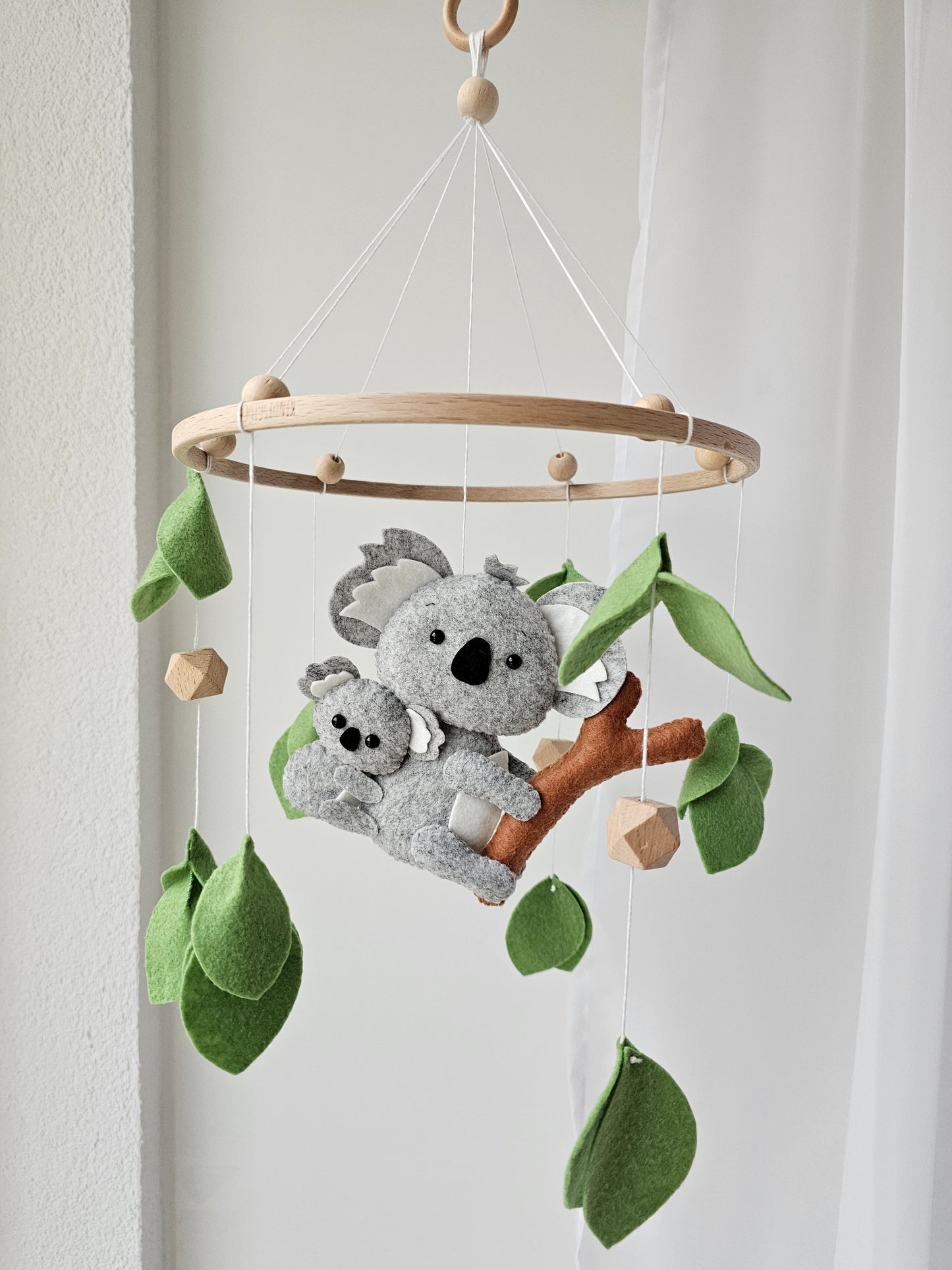 Selbstgemachtes Babymobile mit liebevoll handgefertigten Figuren und Formen, ideal für das Kinderbett oder den Kinderwagen. Hergestellt aus weichem, hochwertigem Filz in bunten Farben, fördert das Babymobile die visuelle und sensorische Entwicklung des Babys. Leicht und sicher aufzuhängen, schafft es eine beruhigende und kreative Umgebung für Ihr Kind.