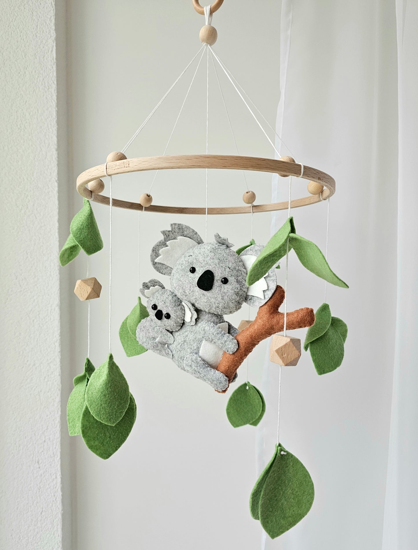 Selbstgemachtes Babymobile mit liebevoll handgefertigten Figuren und Formen, ideal für das Kinderbett oder den Kinderwagen. Hergestellt aus weichem, hochwertigem Filz in bunten Farben, fördert das Babymobile die visuelle und sensorische Entwicklung des Babys. Leicht und sicher aufzuhängen, schafft es eine beruhigende und kreative Umgebung für Ihr Kind.