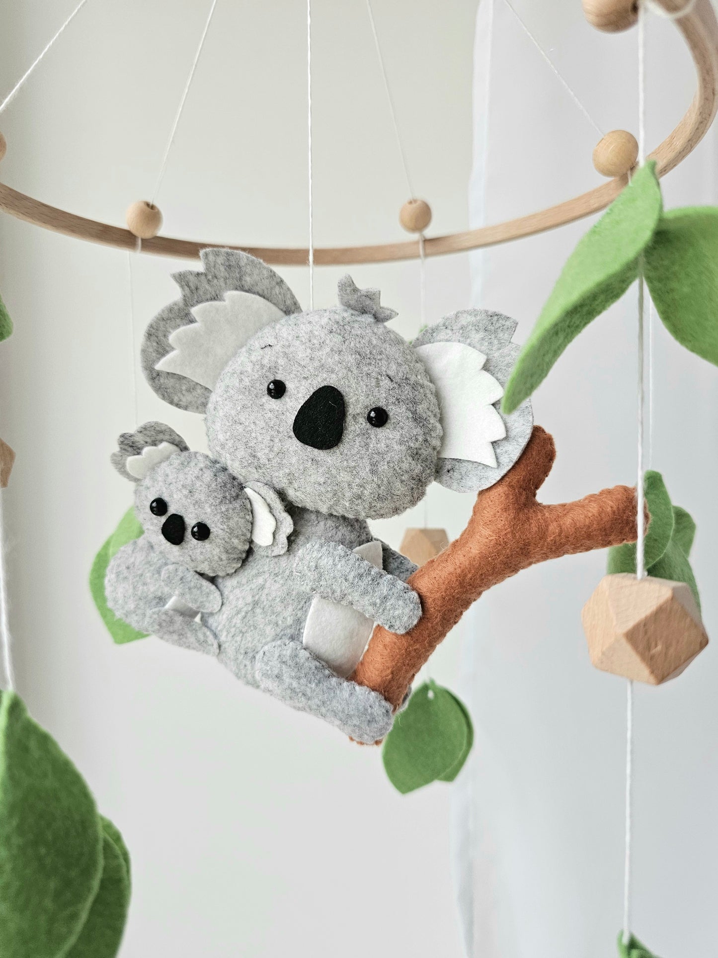 Selbstgemachtes Babymobile mit liebevoll handgefertigten Figuren und Formen, ideal für das Kinderbett oder den Kinderwagen. Hergestellt aus weichem, hochwertigem Filz in bunten Farben, fördert das Babymobile die visuelle und sensorische Entwicklung des Babys. Leicht und sicher aufzuhängen, schafft es eine beruhigende und kreative Umgebung für Ihr Kind.